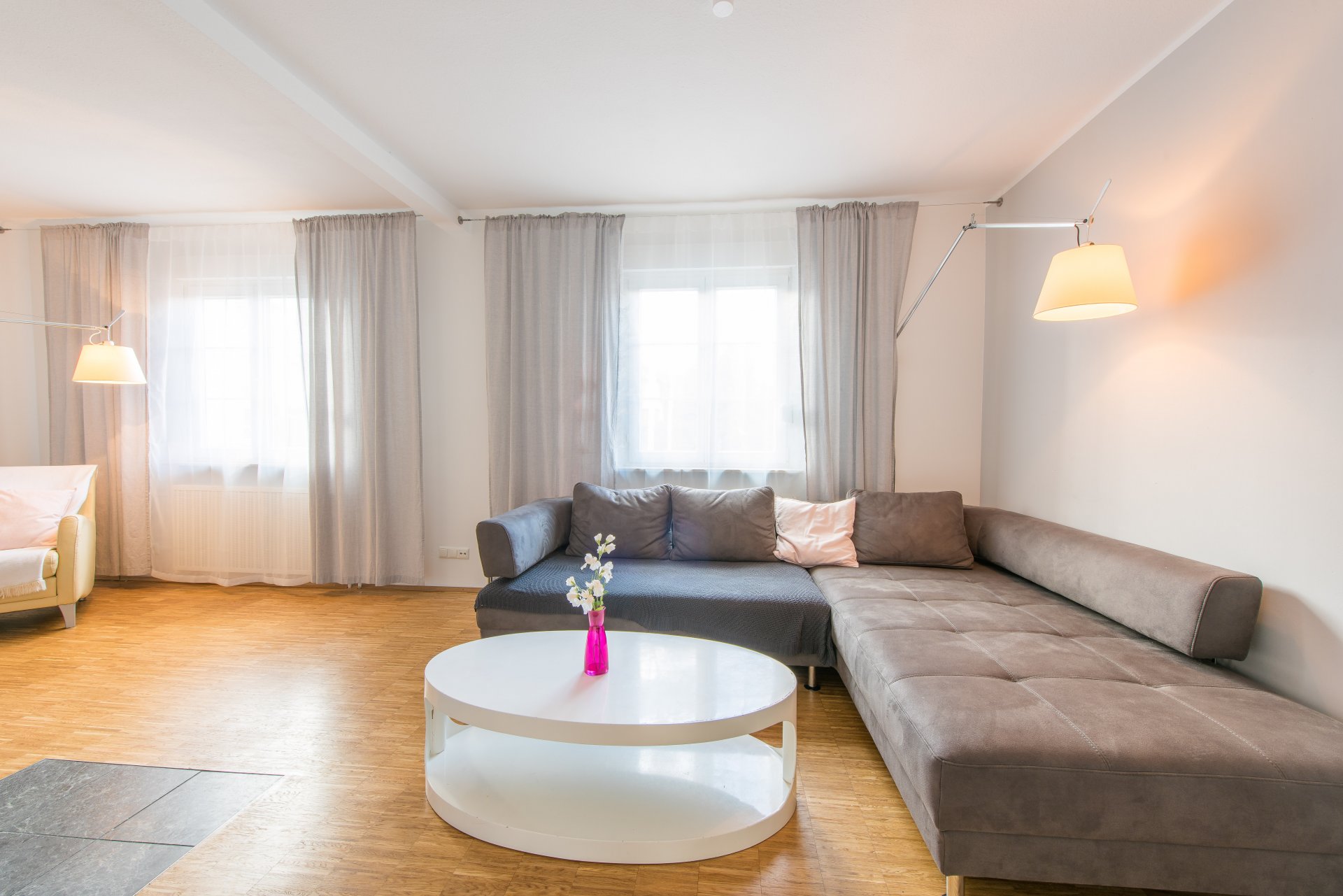 Wohnzimmer mit Vollholzparkett - Oliver Reifferscheid - Immobilienmakler Darmstadt