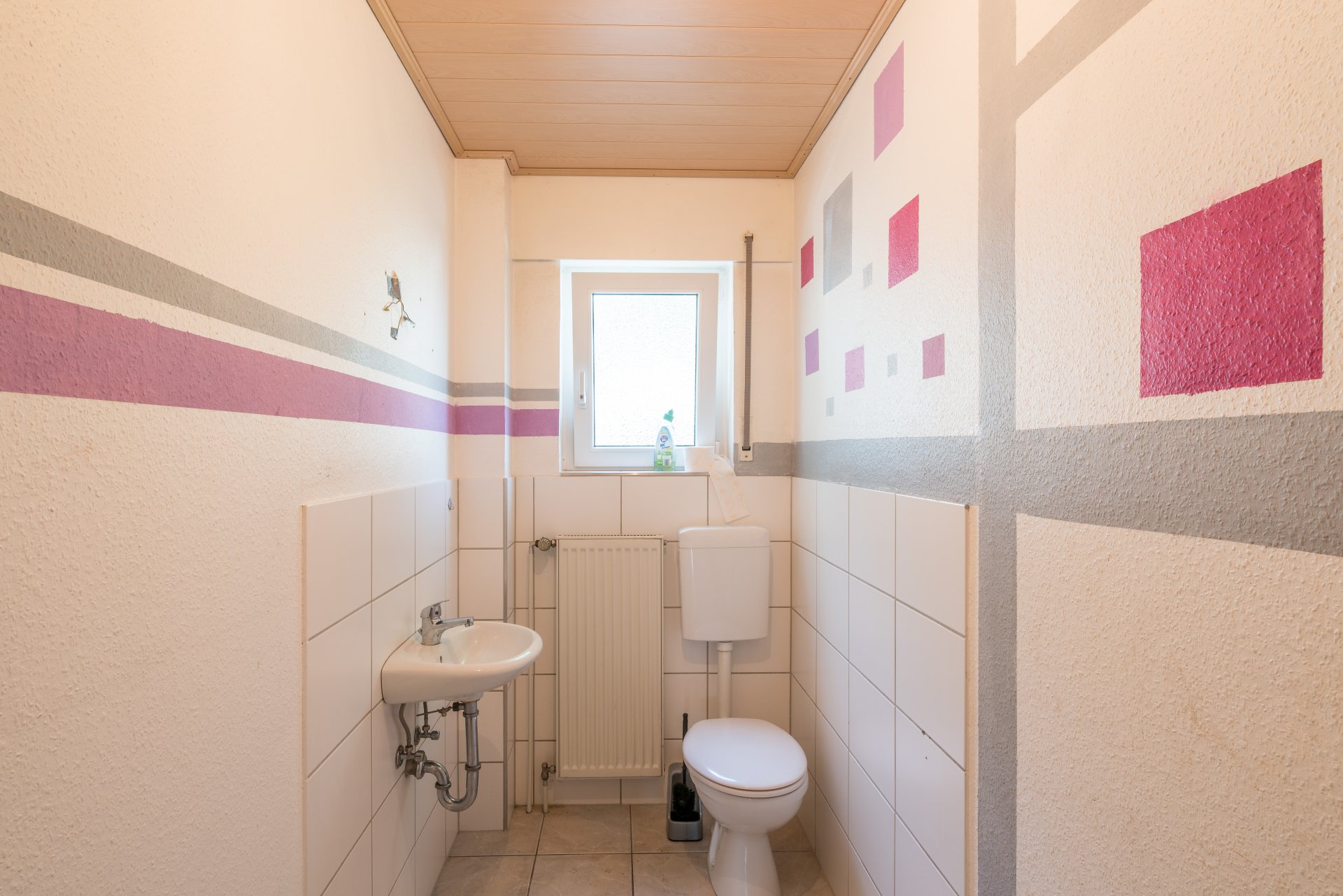 Großer WC Raum, Platz für 2. Bad - Oliver Reifferscheid - Immobilienmakler Darmstadt