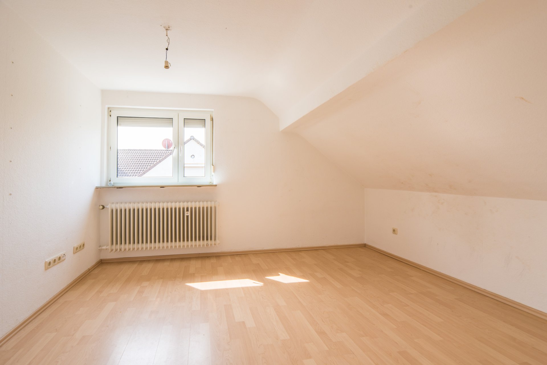 Dachzimmer mit Minderhöhe - Oliver Reifferscheid - Immobilienmakler Darmstadt