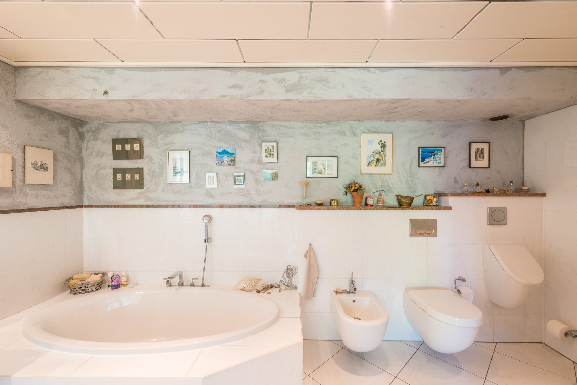 2x Waschtisch, Badespass für 2, Dusche, Bidet, WC und Urinal - Oliver Reifferscheid - Immobilienmakler Darmstadt