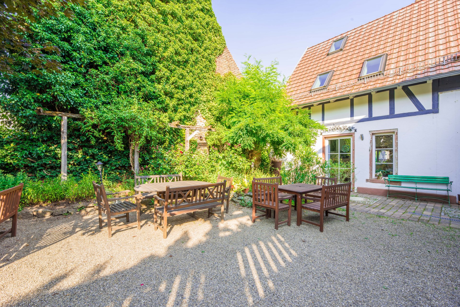 Gemütlich sein im geschützten Innenhof - Oliver Reifferscheid - Immobilienmakler Darmstadt