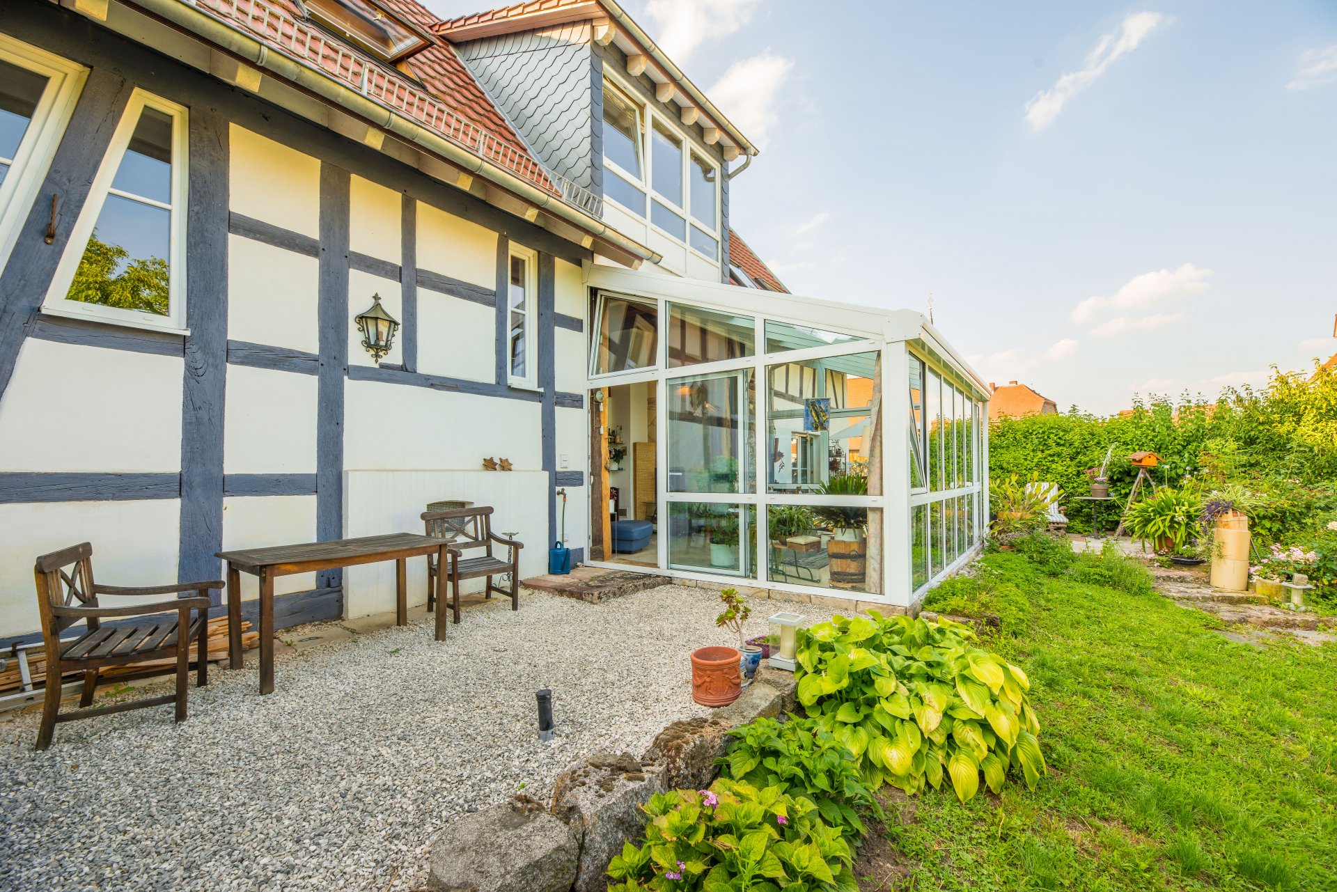 Die große Gartenterrasse vom Haupthaus - Oliver Reifferscheid - Immobilienmakler Darmstadt