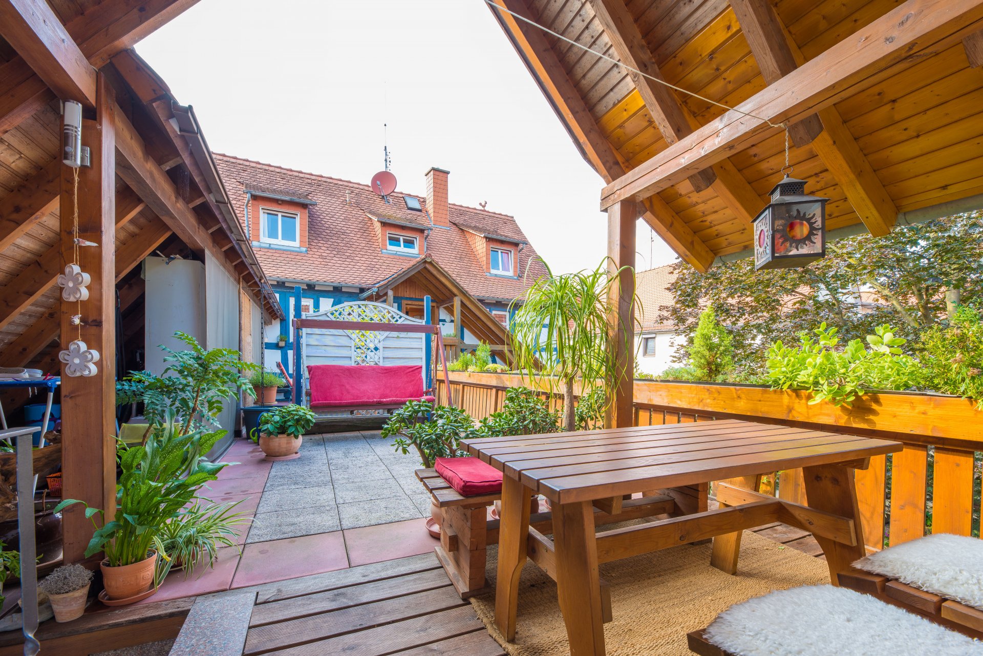 Überdachte Terrasse der mittleren Wohnung - Oliver Reifferscheid - Immobilienmakler Darmstadt