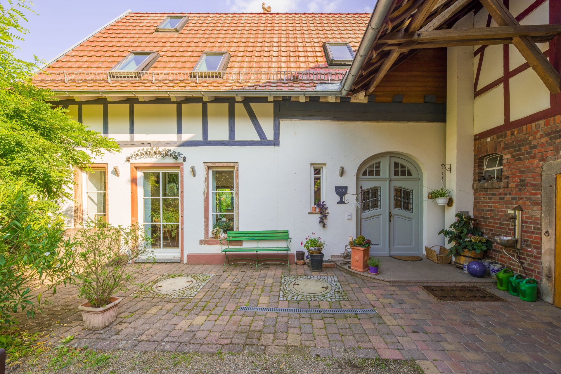 Innenhof mit Eingang zum Hauptwohnhaus. Haupthaus ca. 2005 saniert - Oliver Reifferscheid - Immobilienmakler Darmstadt