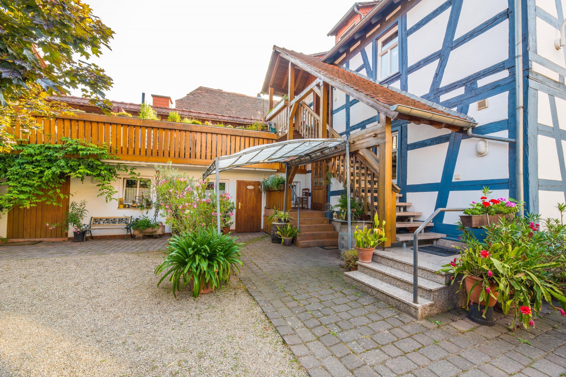 Aufgang zur Kaminwohnung - Oliver Reifferscheid - Immobilienmakler Darmstadt