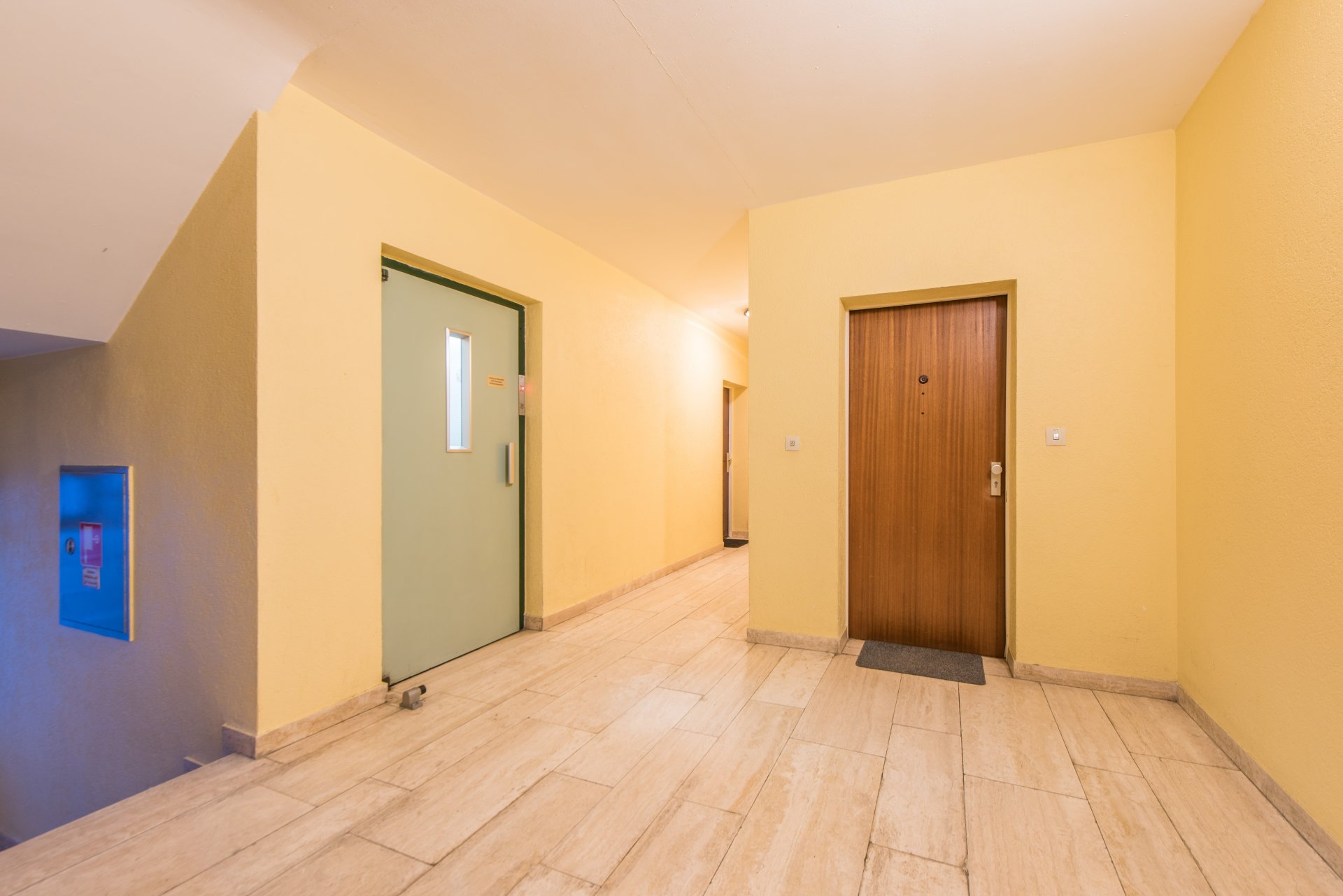 Fast ohne Schwelle mit dem Fahrstuhl bis direkt vor die Wohnung - Oliver Reifferscheid - Immobilienmakler Darmstadt