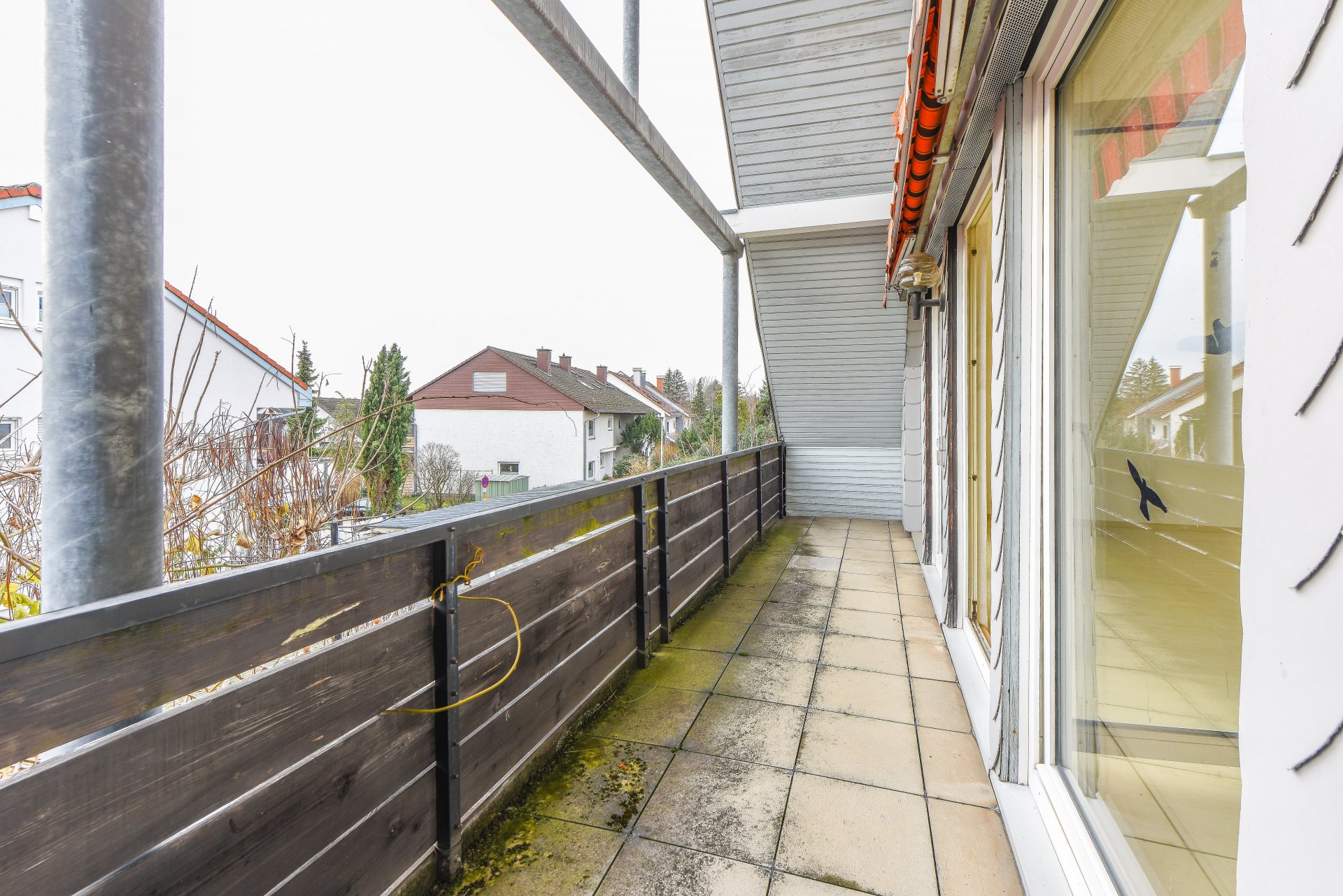 Sehr großer, überdachter Südbalkon im DG - Oliver Reifferscheid - Immobilienmakler Darmstadt
