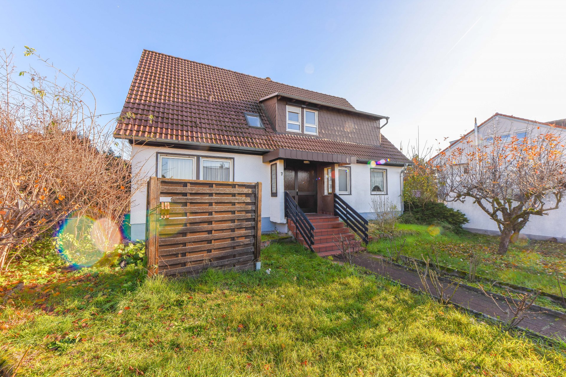 Großer Vorgarten als Abstandshalter zur Zuwegung - Oliver Reifferscheid - Immobilienmakler Darmstadt