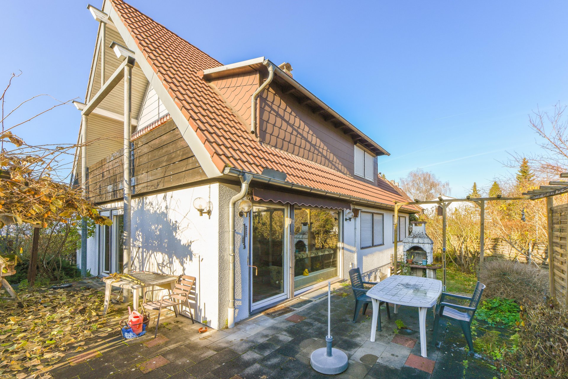 Geschützt liegende Süd-Ostterrasse hinterm Haus - Oliver Reifferscheid - Immobilienmakler Darmstadt