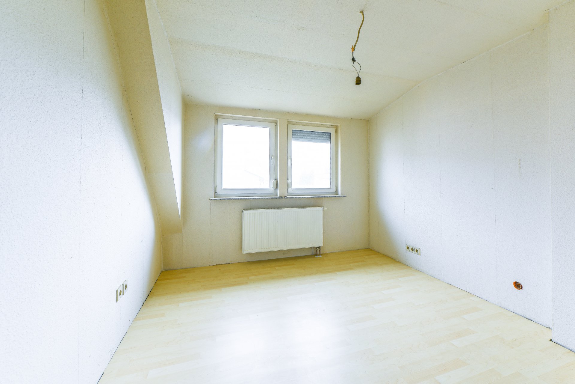 Schlafzimmer in der Dachgaupe - Oliver Reifferscheid - Immobilienmakler Darmstadt