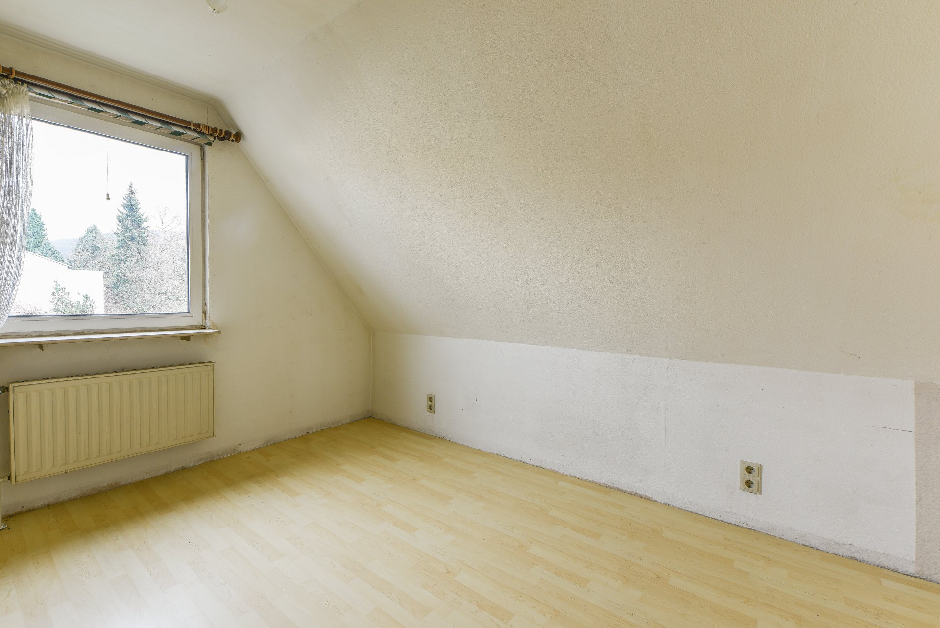 Kinderzimmer mit gemütlicher Dachschräge - Oliver Reifferscheid - Immobilienmakler Darmstadt