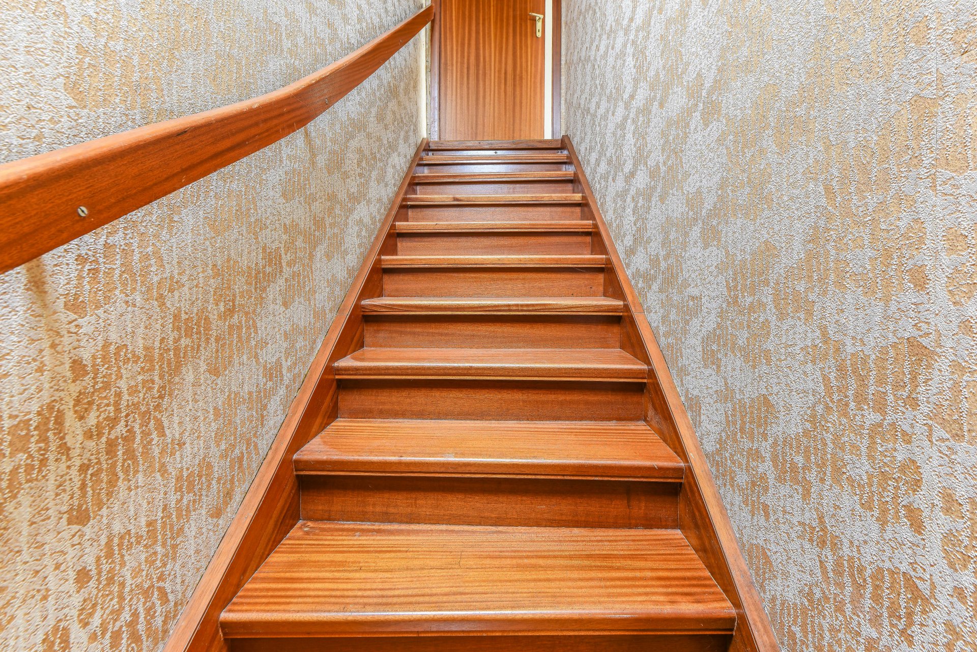 Aufstieg in die Dachwohnung, gepflegte Treppe - Oliver Reifferscheid - Immobilienmakler Darmstadt