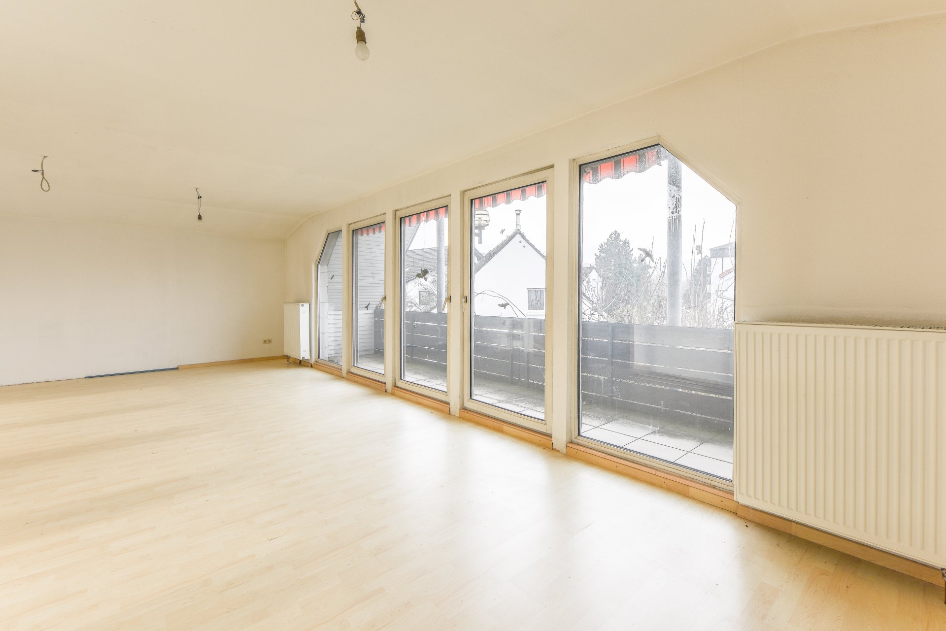 Sehr helles Wohnzimmer Richtung Süden - Oliver Reifferscheid - Immobilienmakler Darmstadt