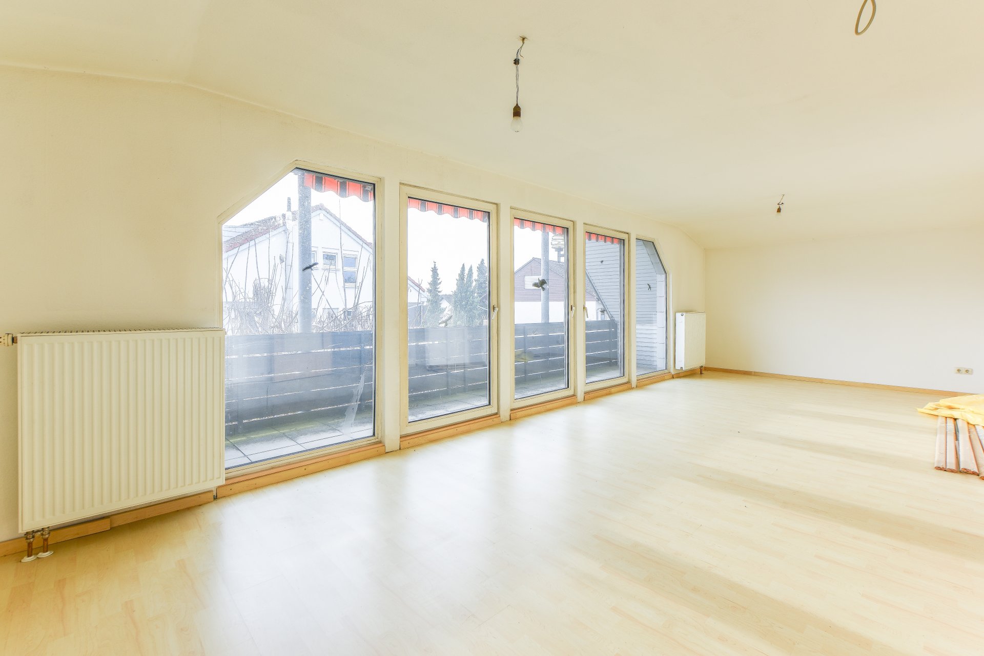 Viele bodentiefe Fenster und Fenstertüren lassen viel Licht hinein - Oliver Reifferscheid - Immobilienmakler Darmstadt
