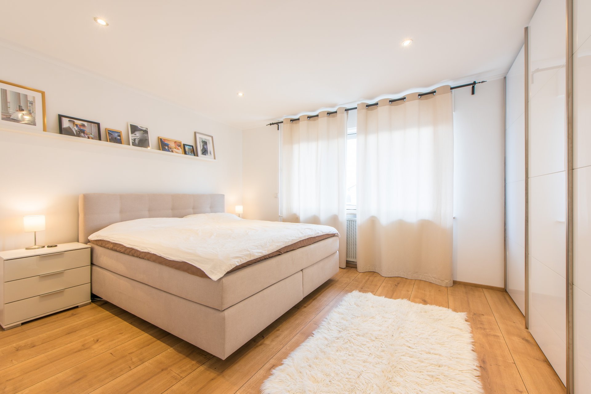 Großes Elternschlafzimmer mit elektr. Rollläden - Oliver Reifferscheid - Immobilienmakler Darmstadt