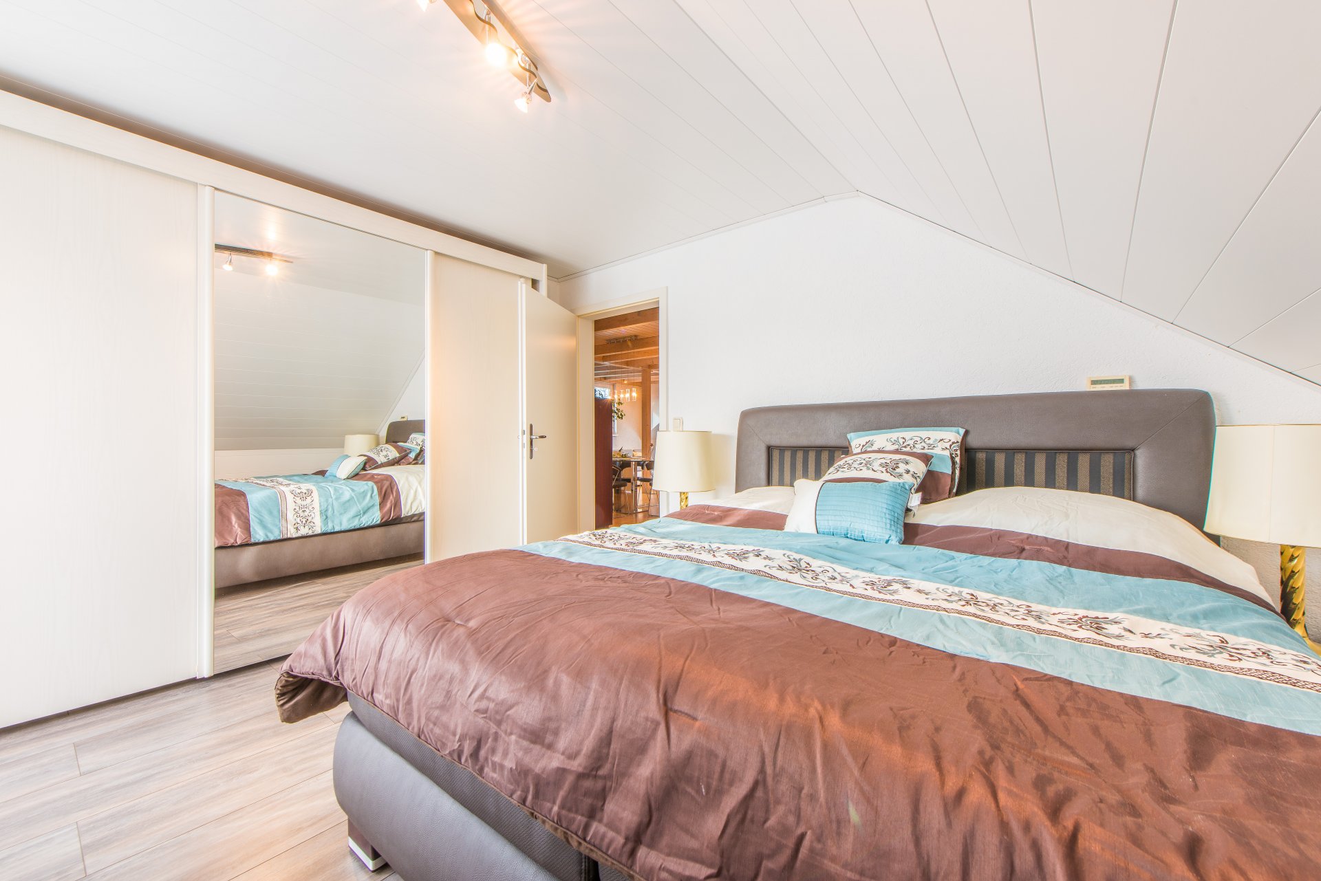 Zwei große Schlafzimmer mit partiellem Blick - Oliver Reifferscheid - Immobilienmakler Darmstadt