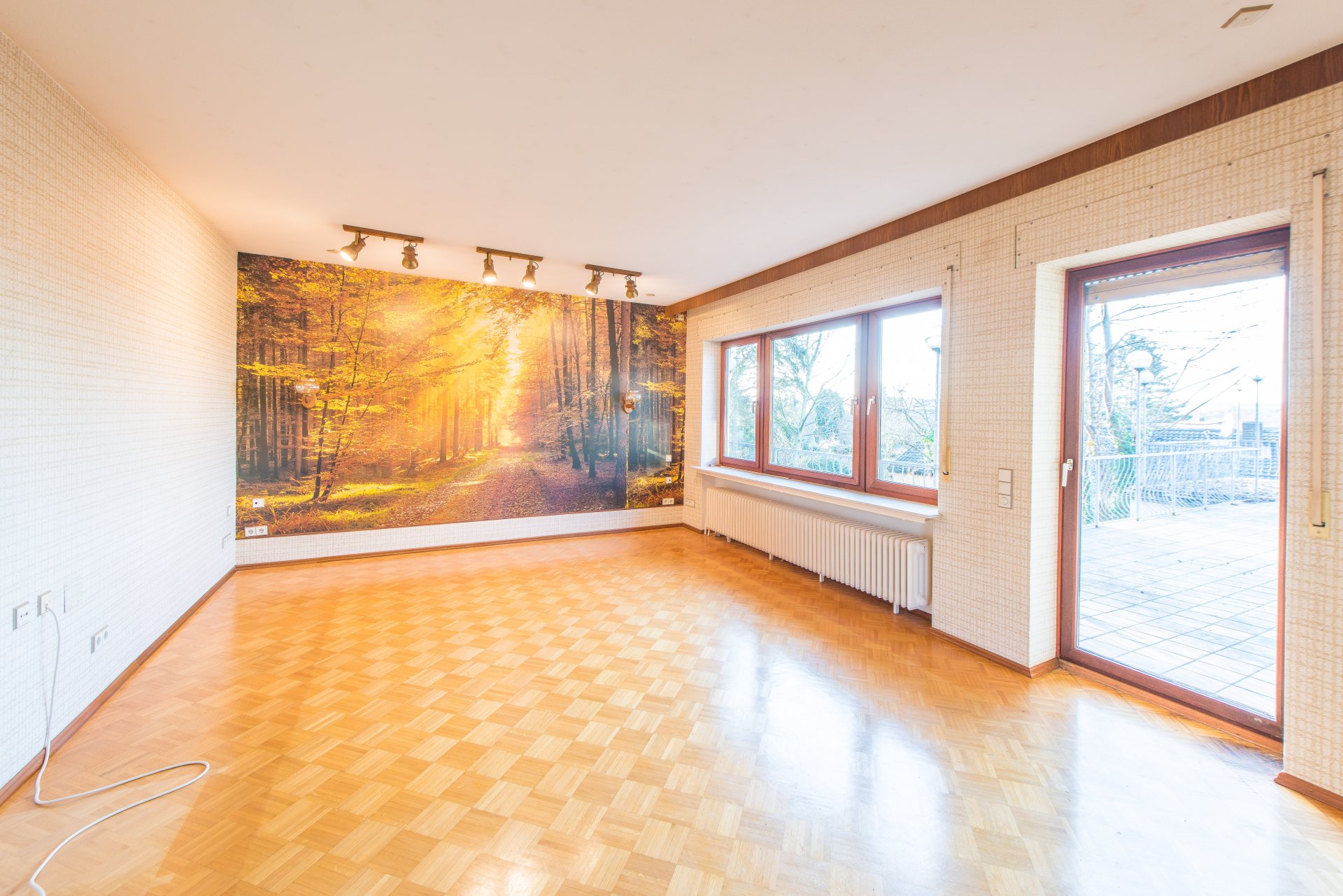 Wohnzimmer mit Westausrichtung und ordentlich hoher Decke - Oliver Reifferscheid - Immobilienmakler Darmstadt