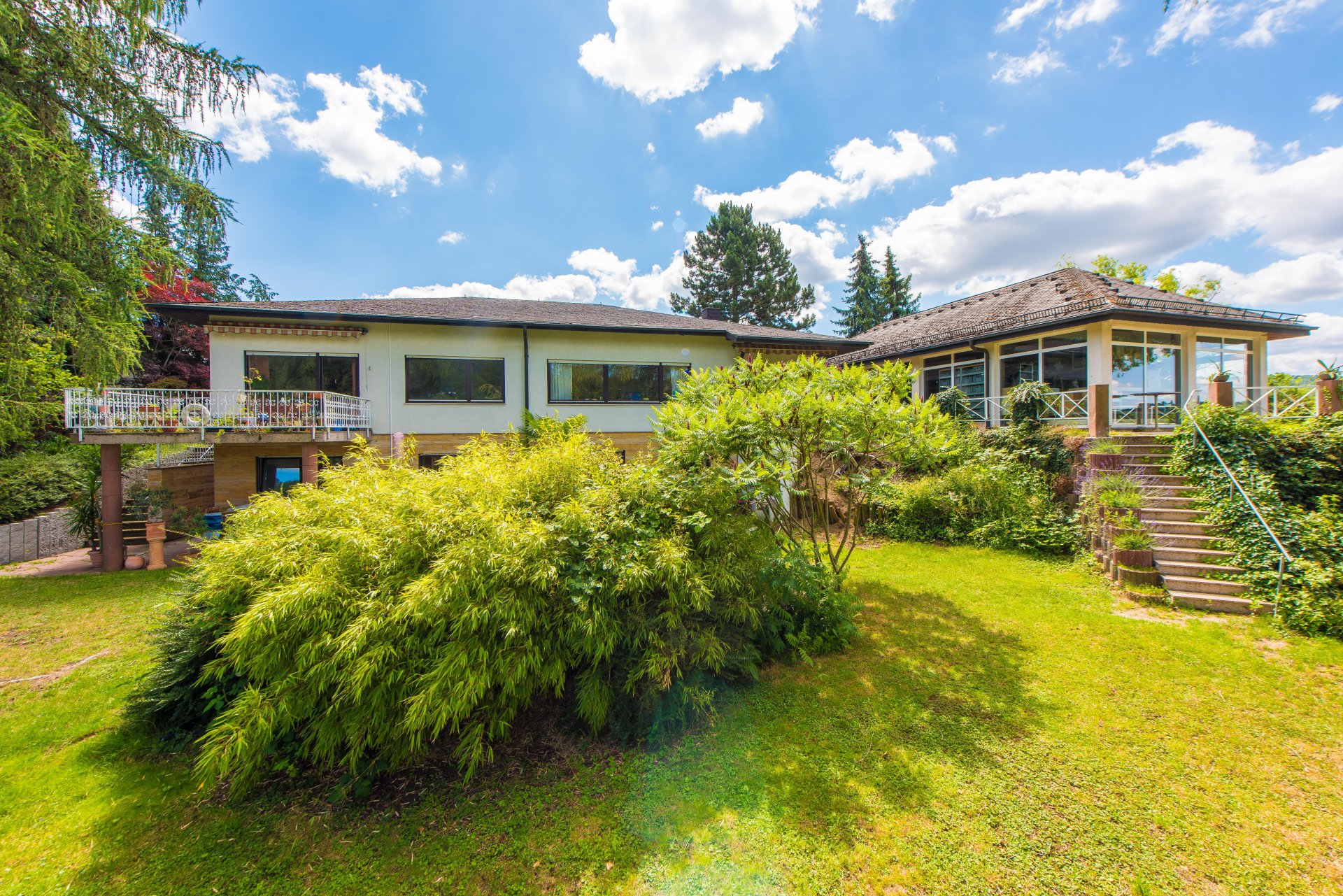 zur Bildergalerie Heppenheim - Kirschhausen - Sehr großer Bungalow mit wunderschönem Blick auf großem, ebenem Hanggrundstück