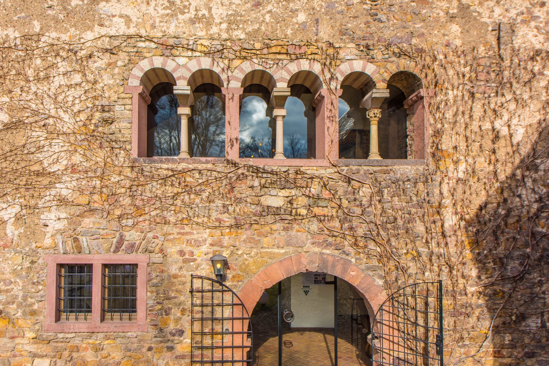 ca. 1000 Jahre mit romanischen Bögen - Oliver Reifferscheid - Immobilienmakler Darmstadt