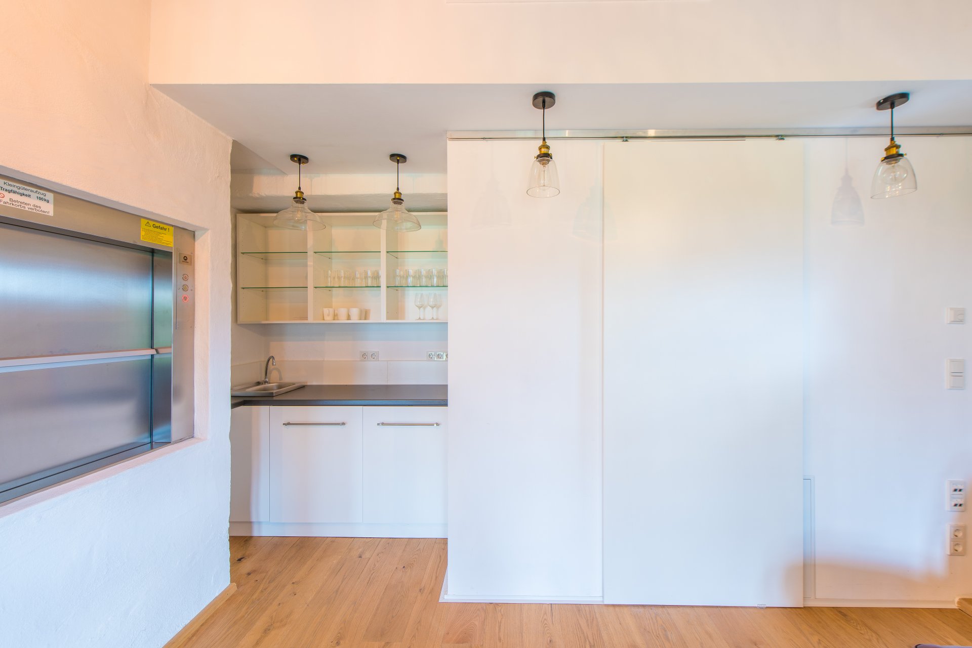 Kitchenette mit Schiebetür - Oliver Reifferscheid - Immobilienmakler Darmstadt