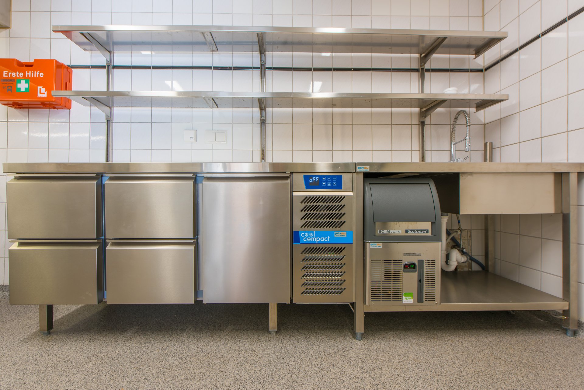 Ein weiterer Umluft Kühltisch von Cool Compact und Eismaschine für coole Drinks im Sommer - Oliver Reifferscheid - Immobilienmakler Darmstadt