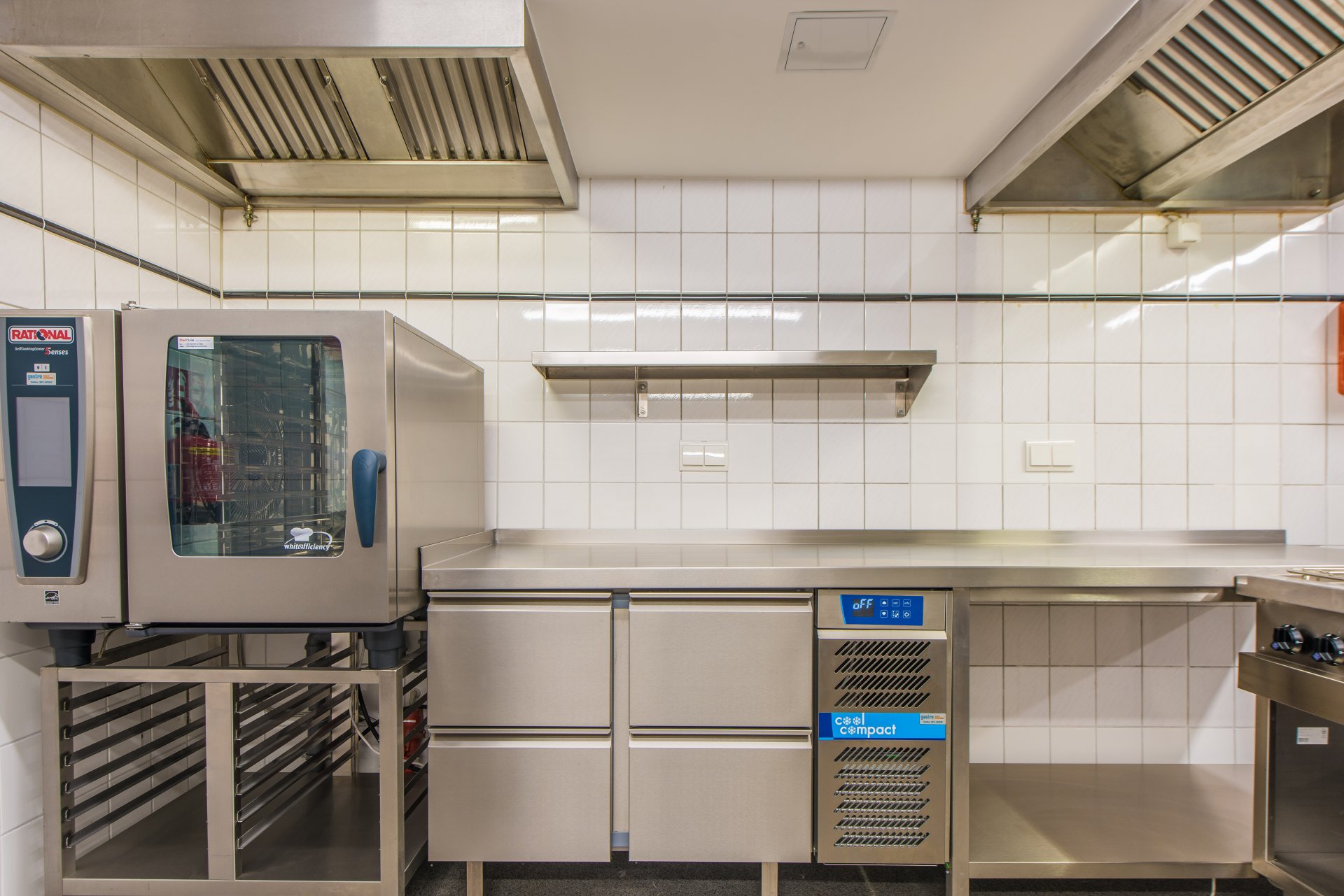 Self Cooking Center von der Firma Rational und Umluft Kühltisch von Cool Compact - Oliver Reifferscheid - Immobilienmakler Darmstadt
