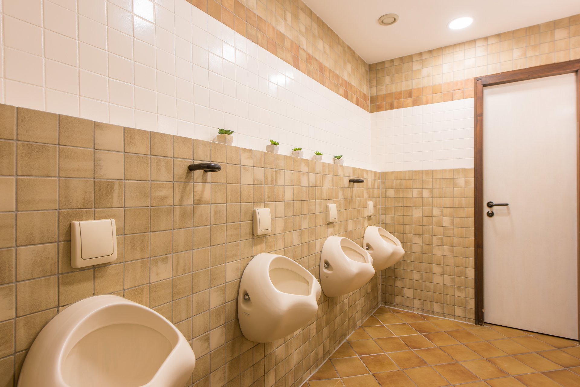 Herrentoilette - Oliver Reifferscheid - Immobilienmakler Darmstadt