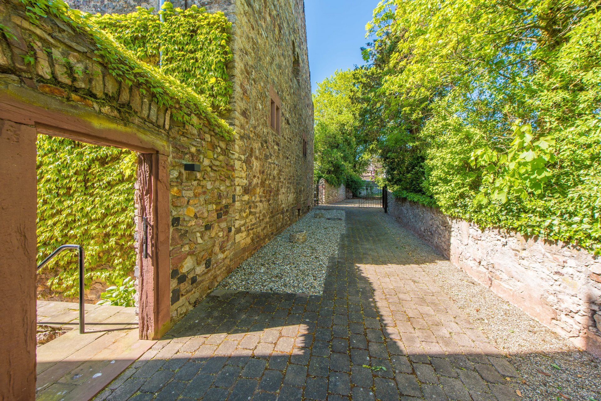 Eingang zum Innenhof über die 1000 Jahre alte Graugasse (gehört zum Grundstück) - Oliver Reifferscheid - Immobilienmakler Darmstadt