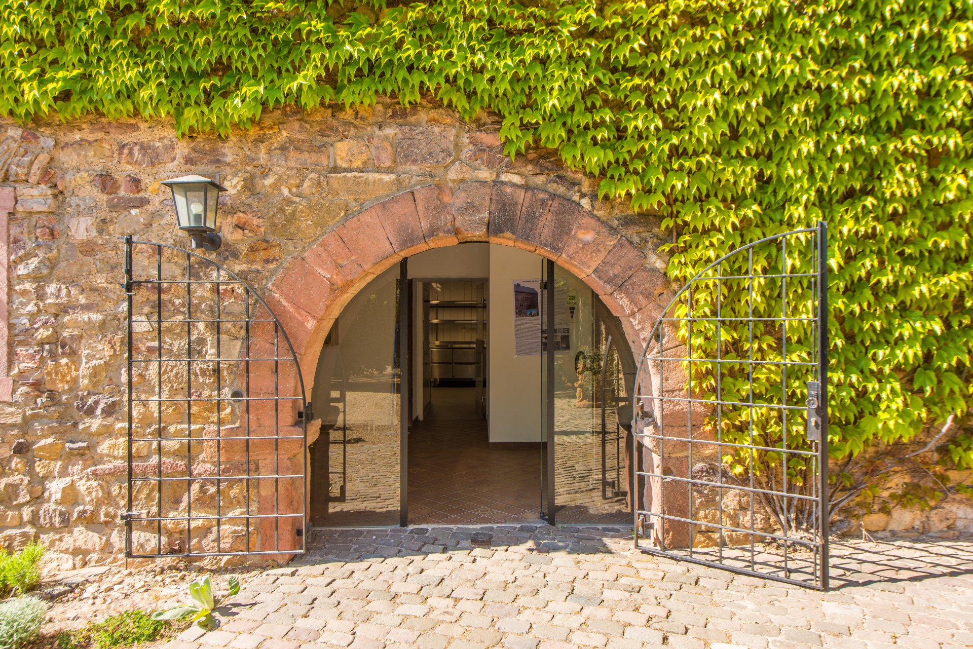 Romanischer Torbogen als Haupteingang, hier war früher ein Michelin Sterne Restaurant - Oliver Reifferscheid - Immobilienmakler Darmstadt