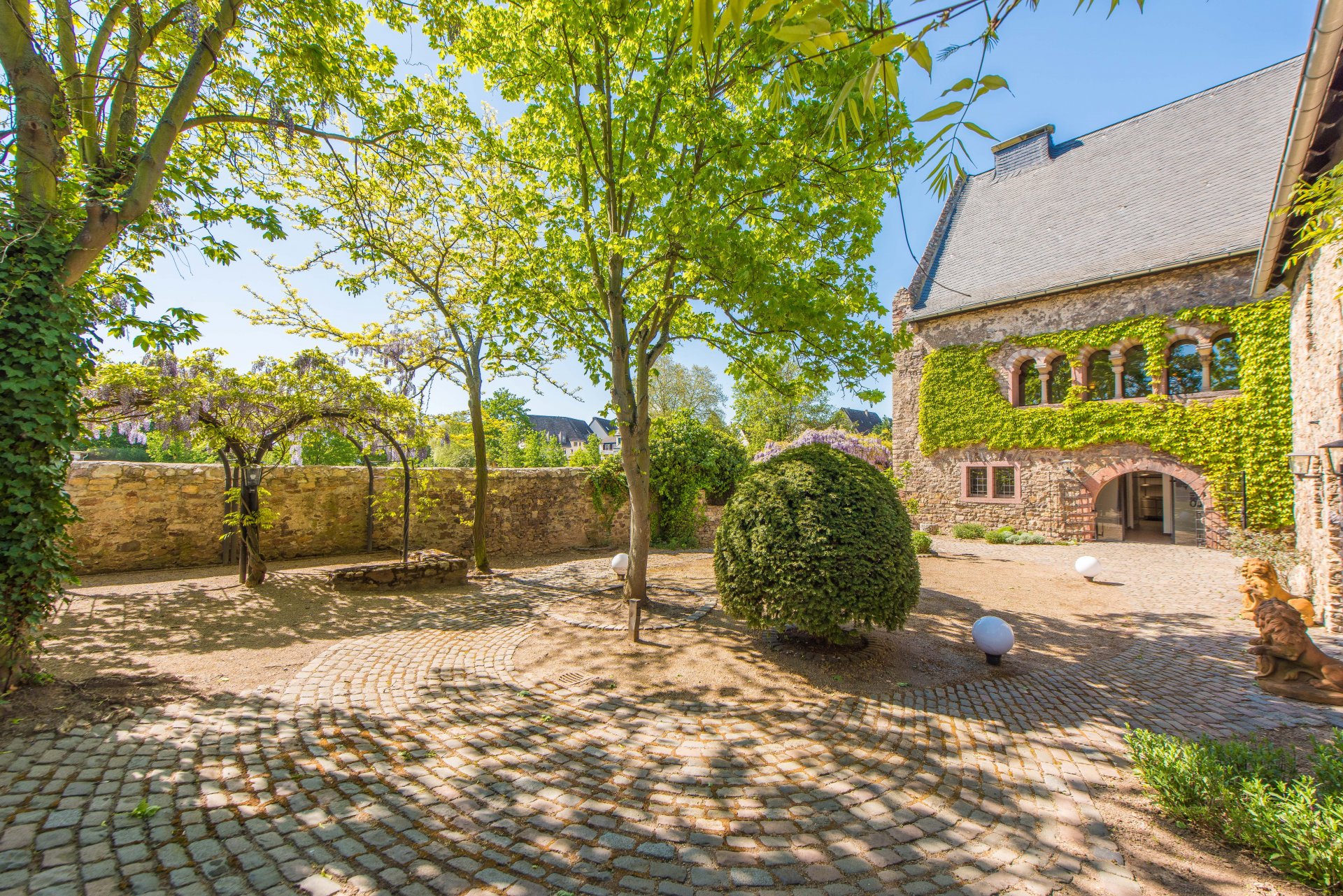 Alter Baumbestand, knisternder Kies, perfekt für Tagungen, Events oder Hochzeiten - Oliver Reifferscheid - Immobilienmakler Darmstadt