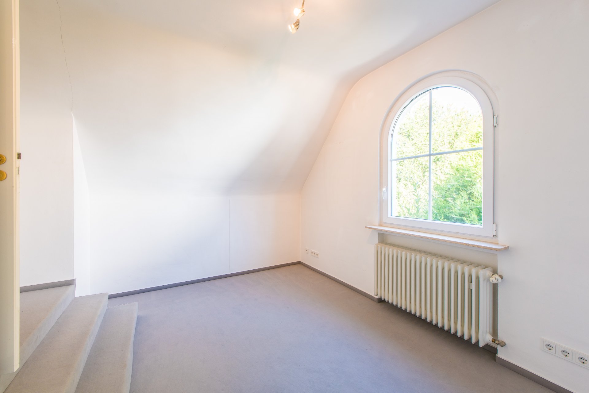 Besucherschlafzimmer unter der Dachschräge mit eigenem Bad - Oliver Reifferscheid - Immobilienmakler Darmstadt