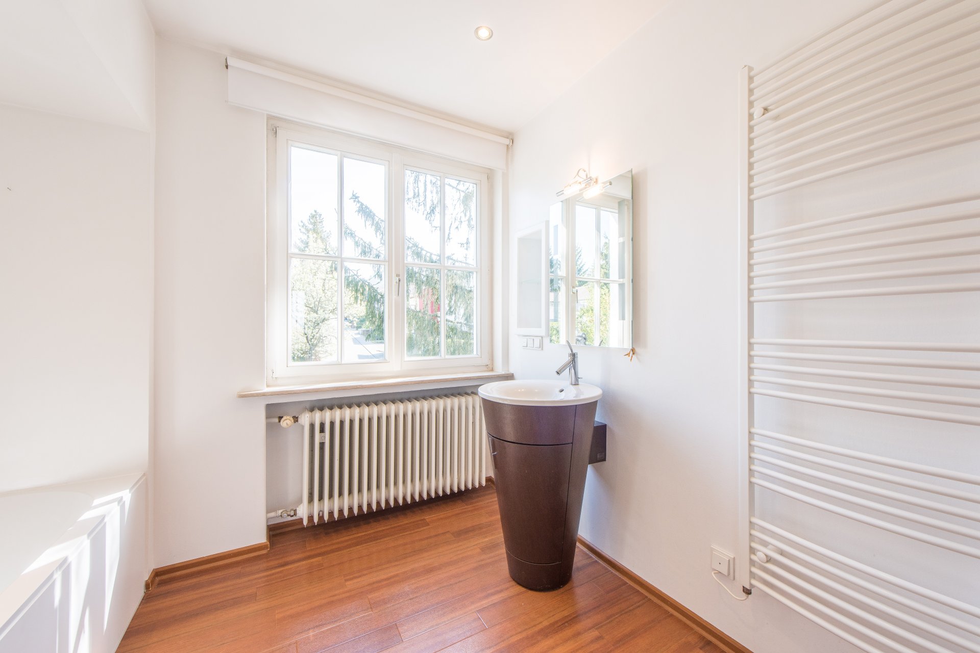 Saniertes Bad mit Tageslicht, Badewanne, Dusche und Design Waschtisch - Oliver Reifferscheid - Immobilienmakler Darmstadt