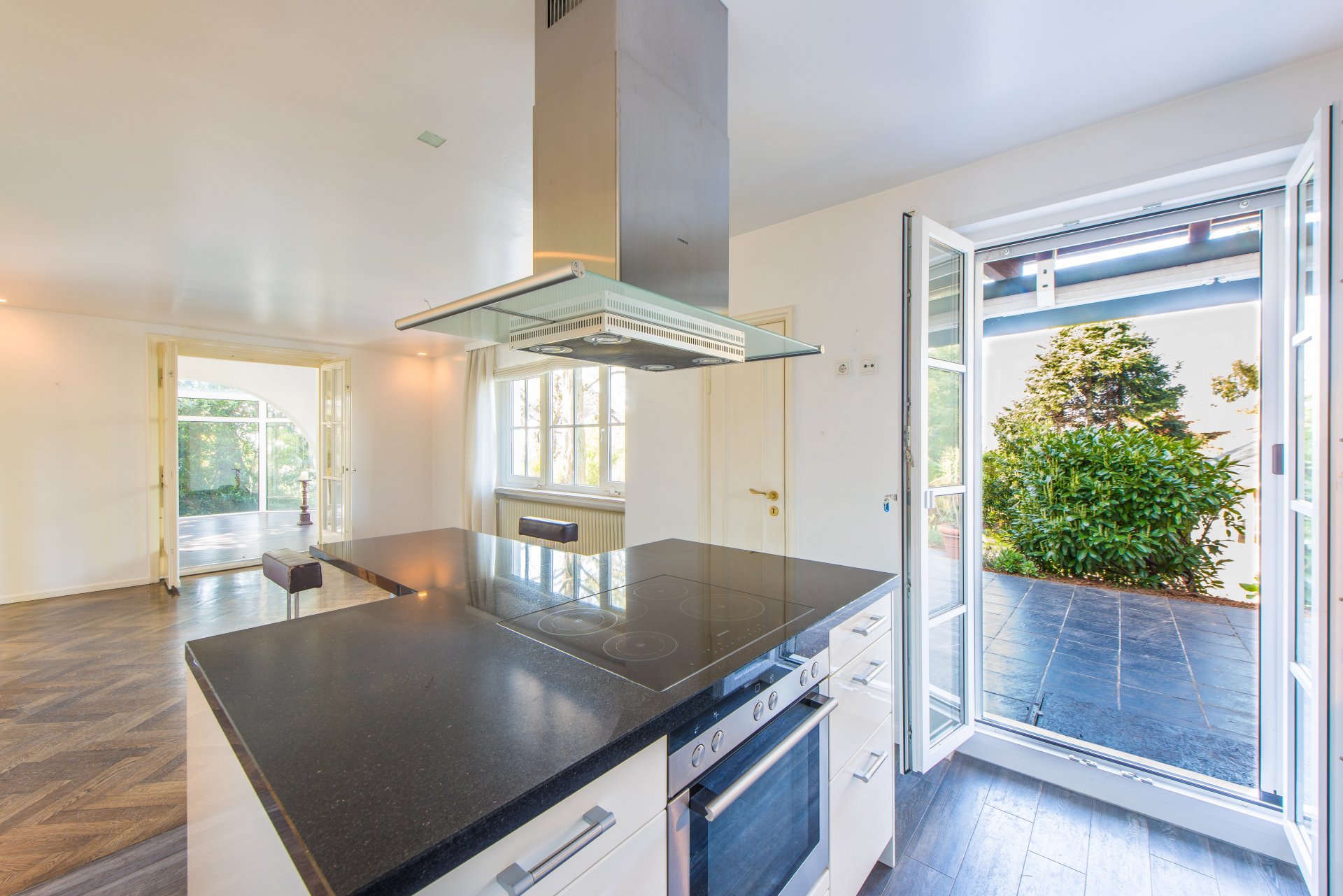 Die offen gestaltete Einbauküche mit Natursteinplatten ist im Preis enthalten - Oliver Reifferscheid - Immobilienmakler Darmstadt