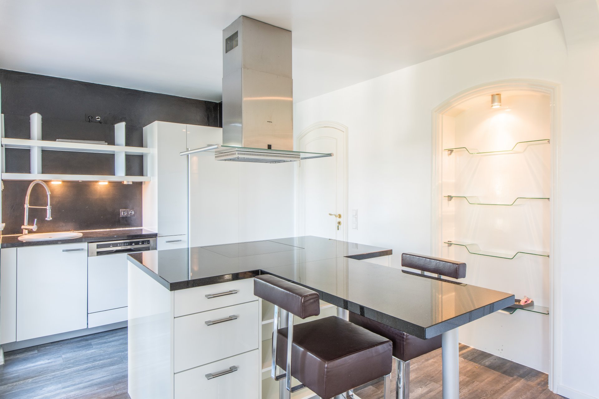 Hier ist Platz für 3 - 4 Personen. Hinten geht es zur Garage und in den Keller - echt gut geplant - Oliver Reifferscheid - Immobilienmakler Darmstadt
