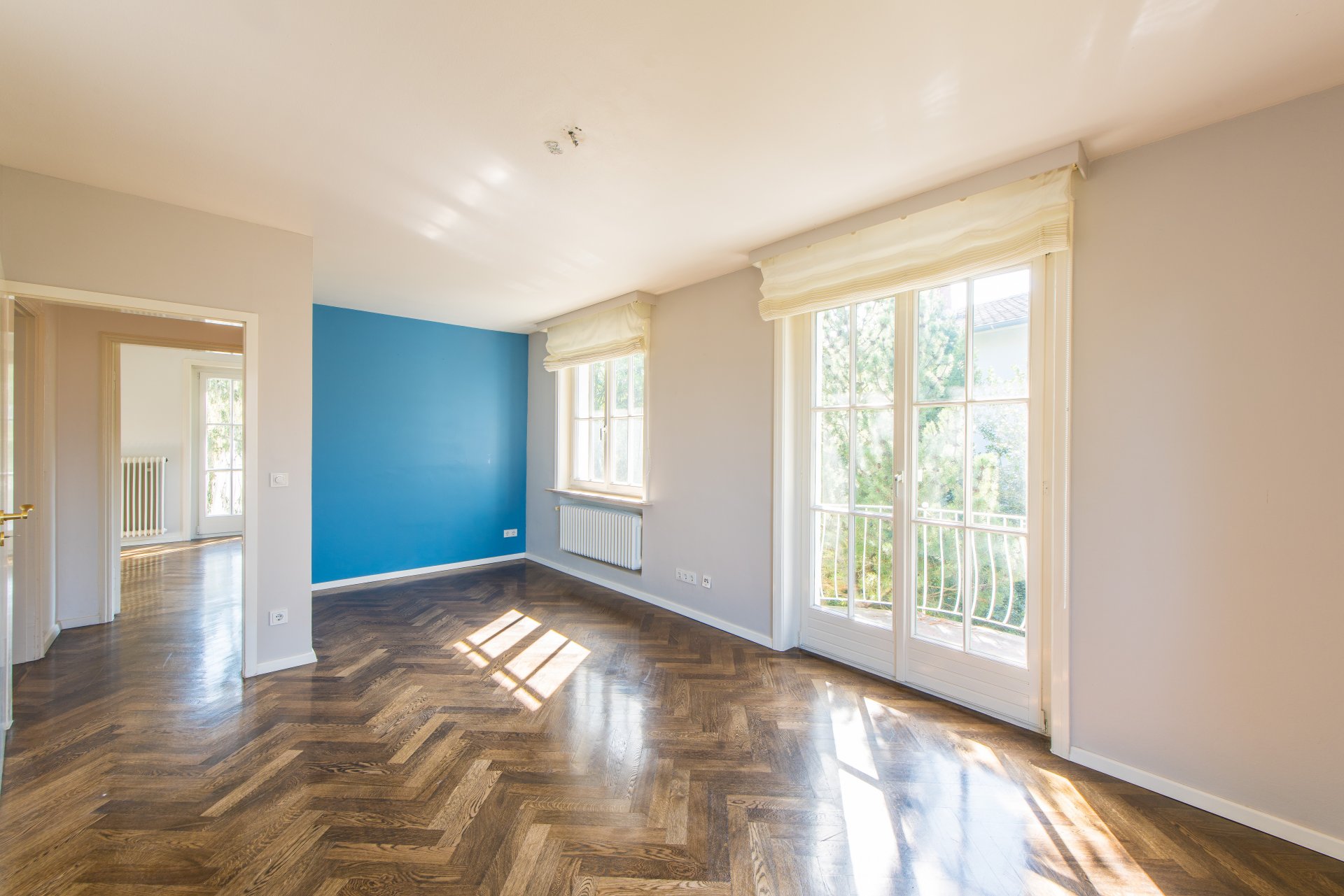 Hauptschlafzimmer mit doppelflügligen Fenstertüren, Balkon und Echtholzparkett - Oliver Reifferscheid - Immobilienmakler Darmstadt