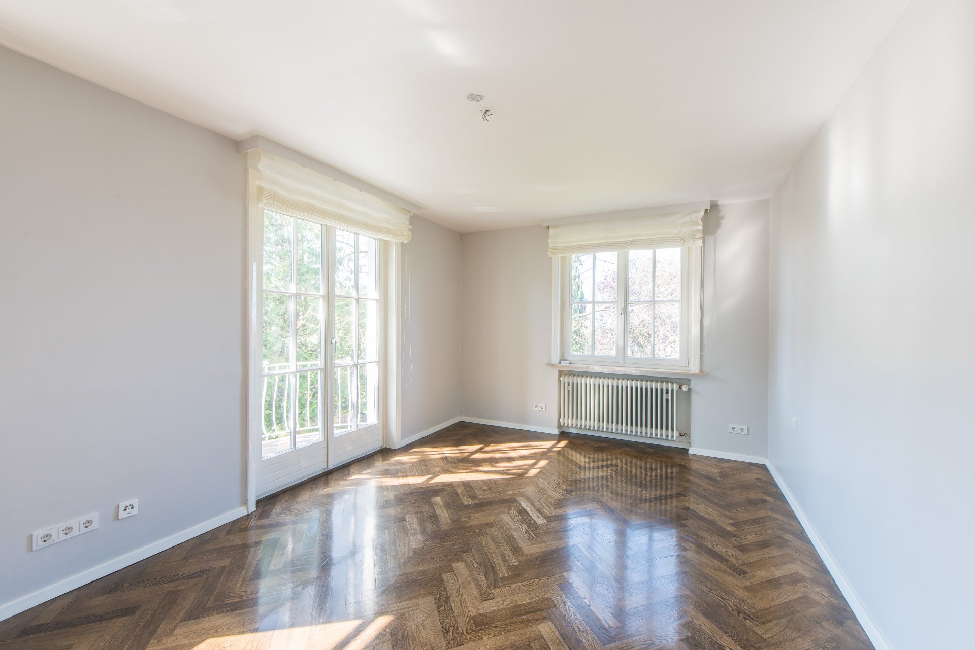 Hauptschlafzimmer mit doppelflügligen Fenstertüren, Balkon und Echtholzparkett - Oliver Reifferscheid - Immobilienmakler Darmstadt