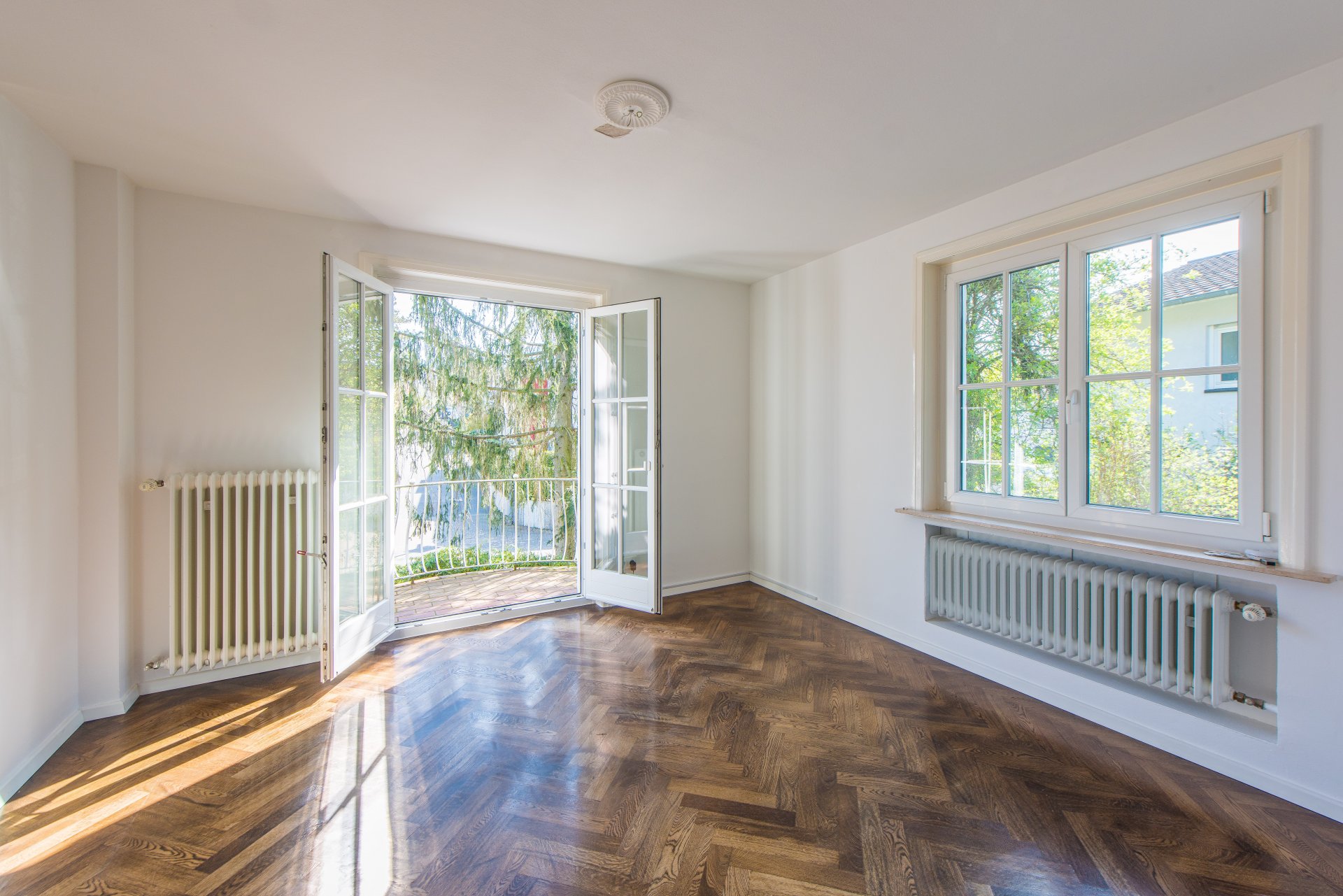Großes Schlafzimmer mit doppelflügligen Fenstertüren, Balkon und Echtholzparkett - Oliver Reifferscheid - Immobilienmakler Darmstadt