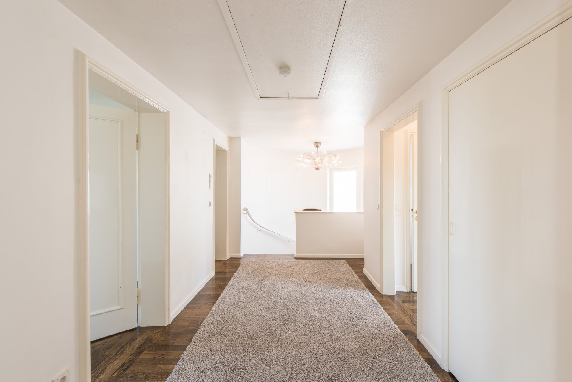 Großzügiger Flur auf der Schlafebene - Oliver Reifferscheid - Immobilienmakler Darmstadt
