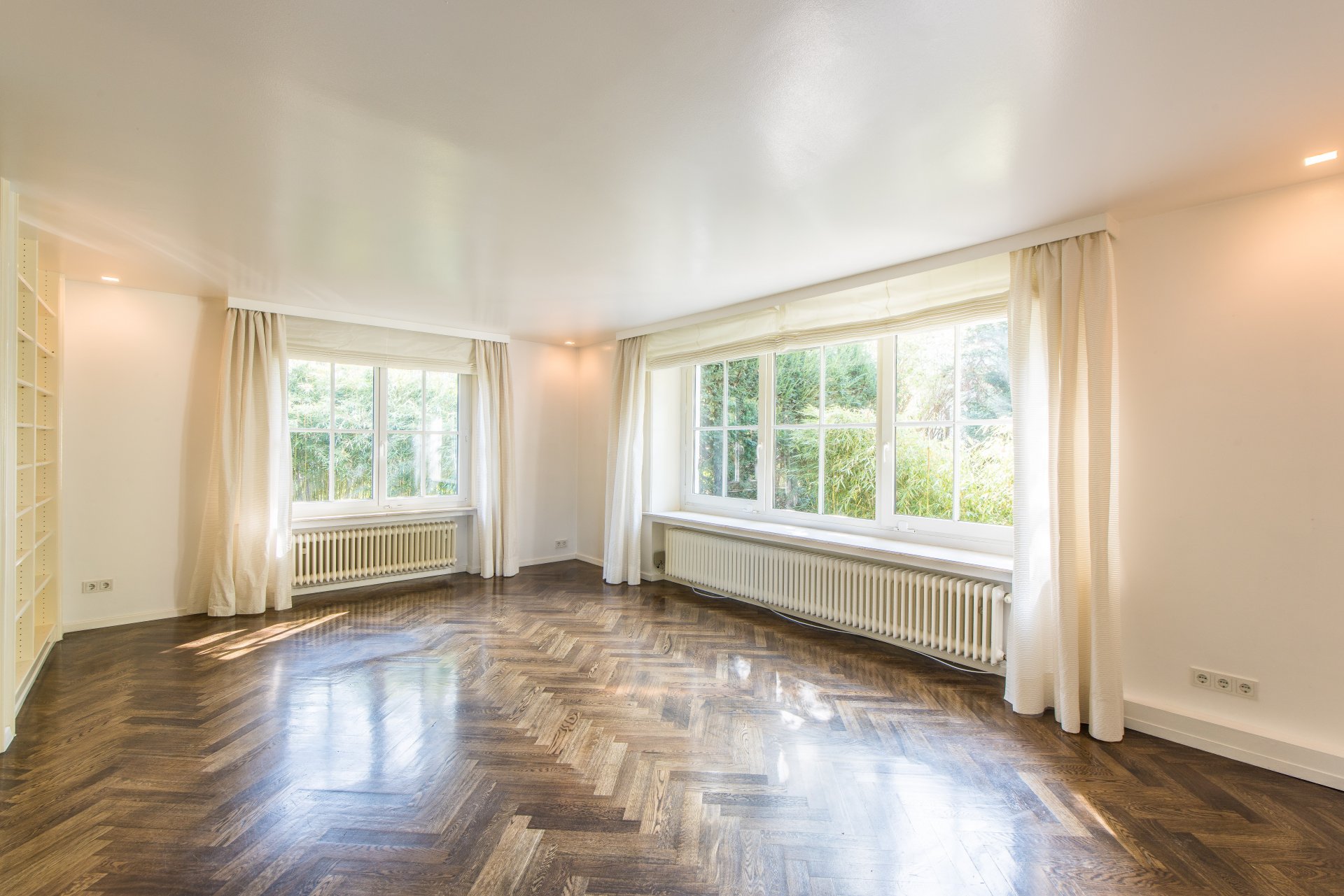 Wohnzimmer mit Echtholzpakett und großen Fenstern - Oliver Reifferscheid - Immobilienmakler Darmstadt