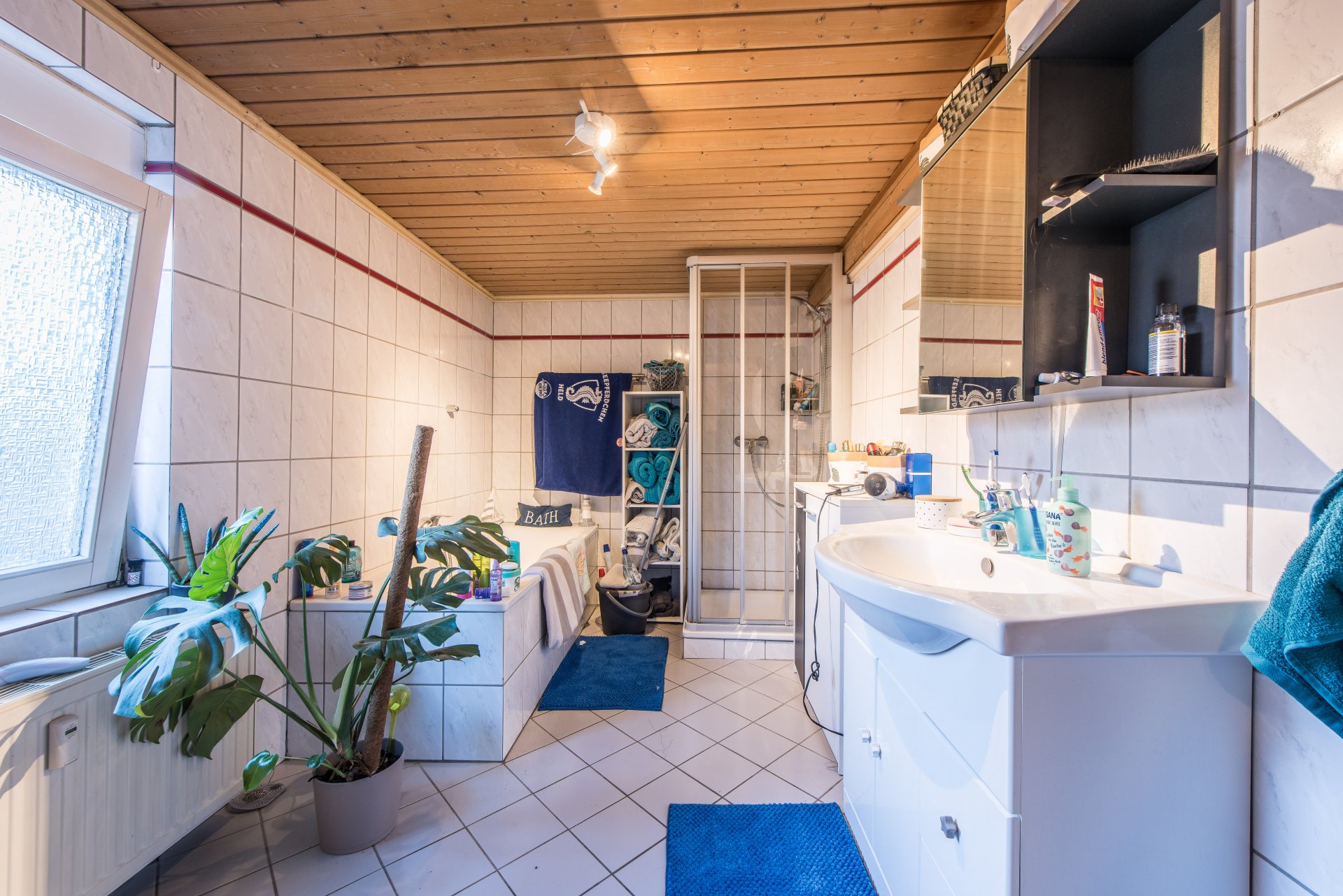 Relativ großes Tageslichtbad mit Badwanne, Dusche, Waschtisch und WC - Oliver Reifferscheid - Immobilienmakler Darmstadt