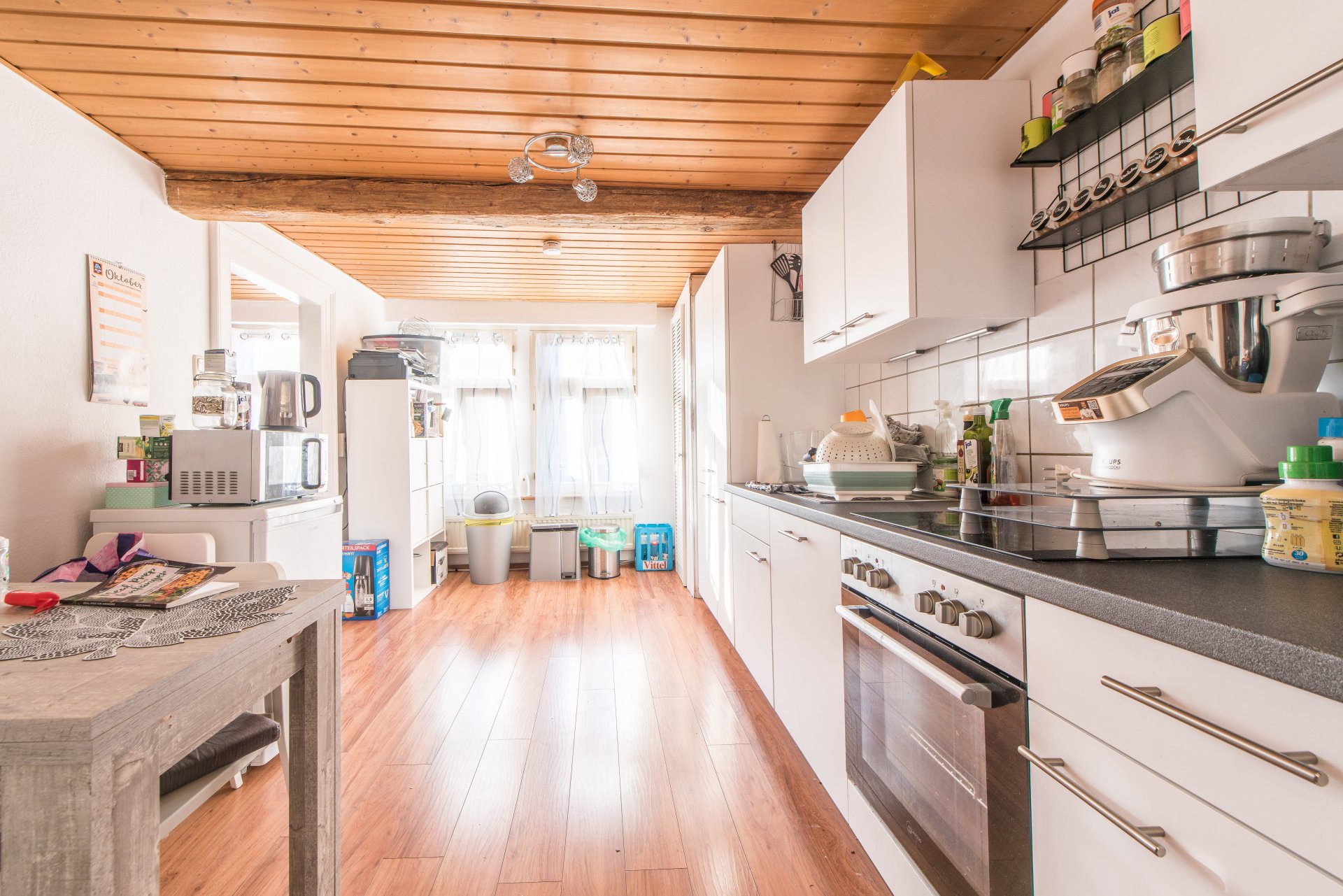 Geräumiger, heller Küchenraum mit viel Platz zum Kochen, von hier geht es direkt ins dritte Zimmer - Oliver Reifferscheid - Immobilienmakler Darmstadt
