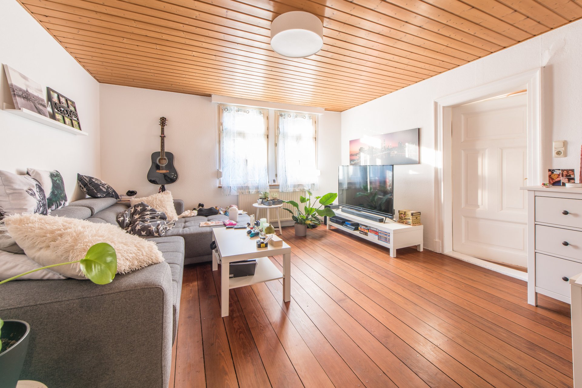 Sehr schöne, helle 3 Zimmer Wohnung mit tlw. original wirkenden Kassententüren, Zargen, Klinken, Böden - Oliver Reifferscheid - Immobilienmakler Darmstadt
