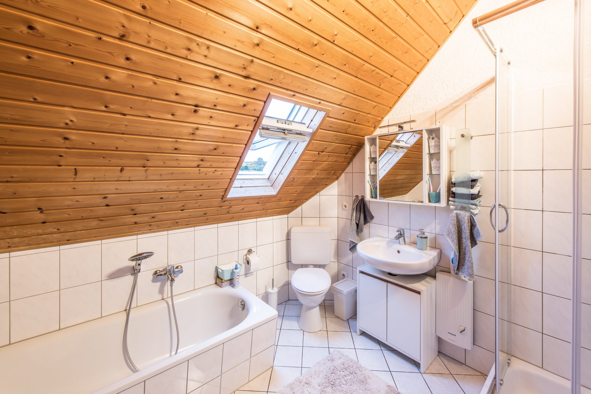 Modernes Tageslichtbad mit Wanne, Dusche, Waschtisch und WC - Oliver Reifferscheid - Immobilienmakler Darmstadt