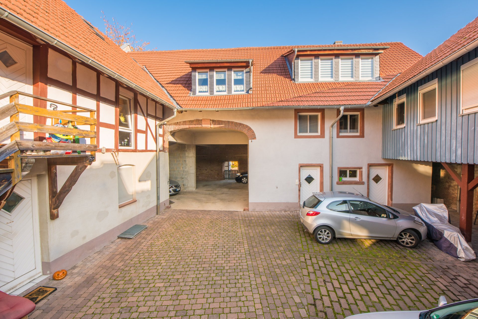Lengfeld - K A P I T A L A N L A G E 11 Familienhaus in premium Hofreite mit tlw. super Wohnungen