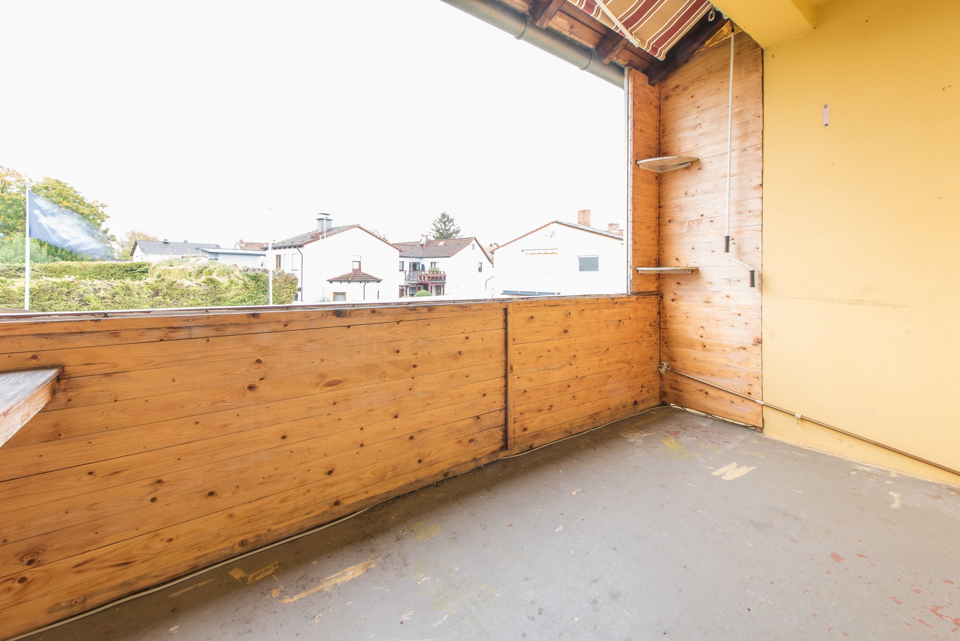 Überdachter Balkon zur Gartenseite, recht geräumig - Oliver Reifferscheid - Immobilienmakler Darmstadt