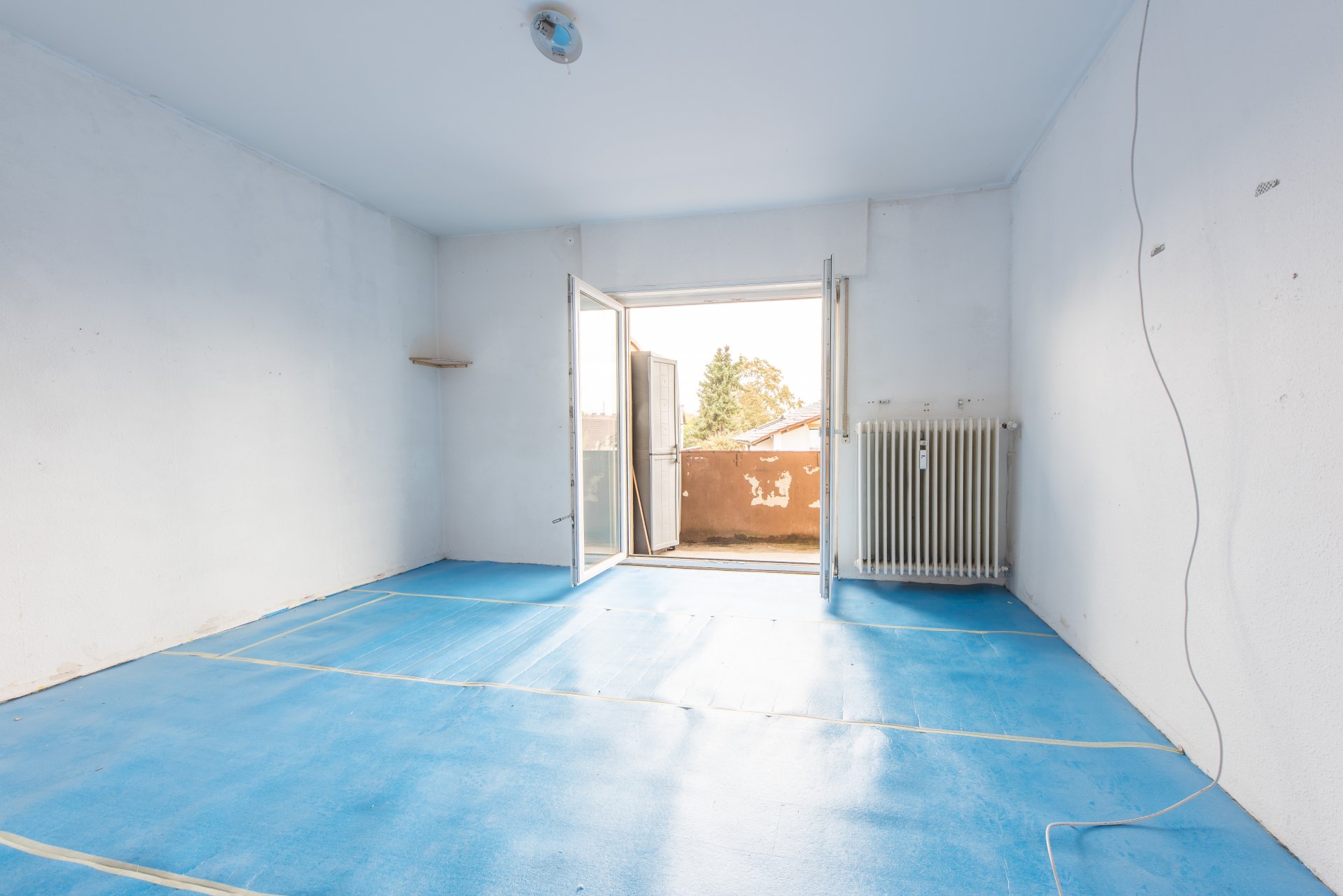 Whg. 1. OG rechts. Die Wohnung ist bereits leer. Doppelflüglige, bodentiefe Fenstertür zum Balkon Straßenseite - Oliver Reifferscheid - Immobilienmakler Darmstadt