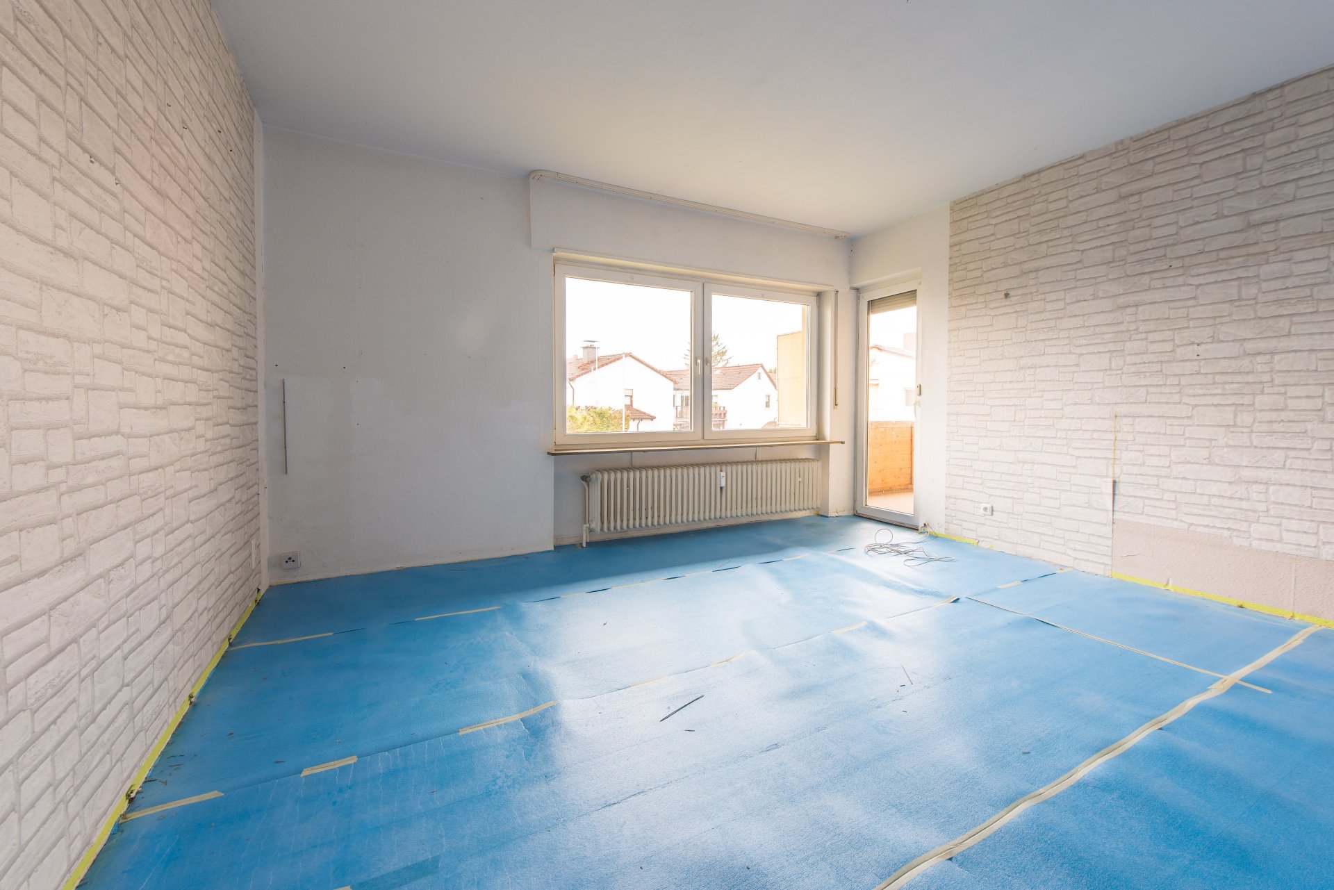 Wohnzimmer mit Zugang zum Balkon auf der Gartenseite - Oliver Reifferscheid - Immobilienmakler Darmstadt