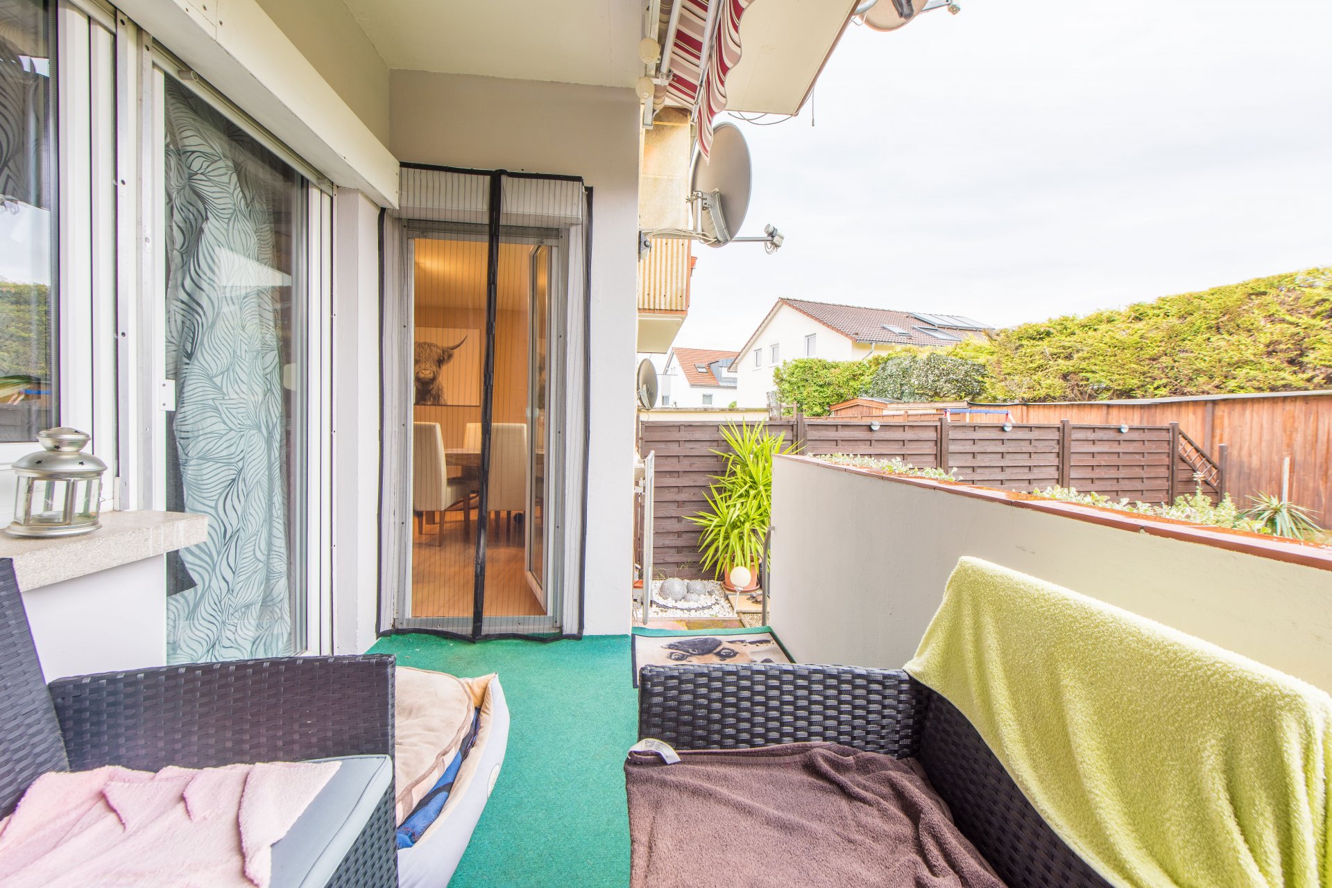 Großer, teilüberdachter Balkon mit direktem Austritt in den Garten - Oliver Reifferscheid - Immobilienmakler Darmstadt