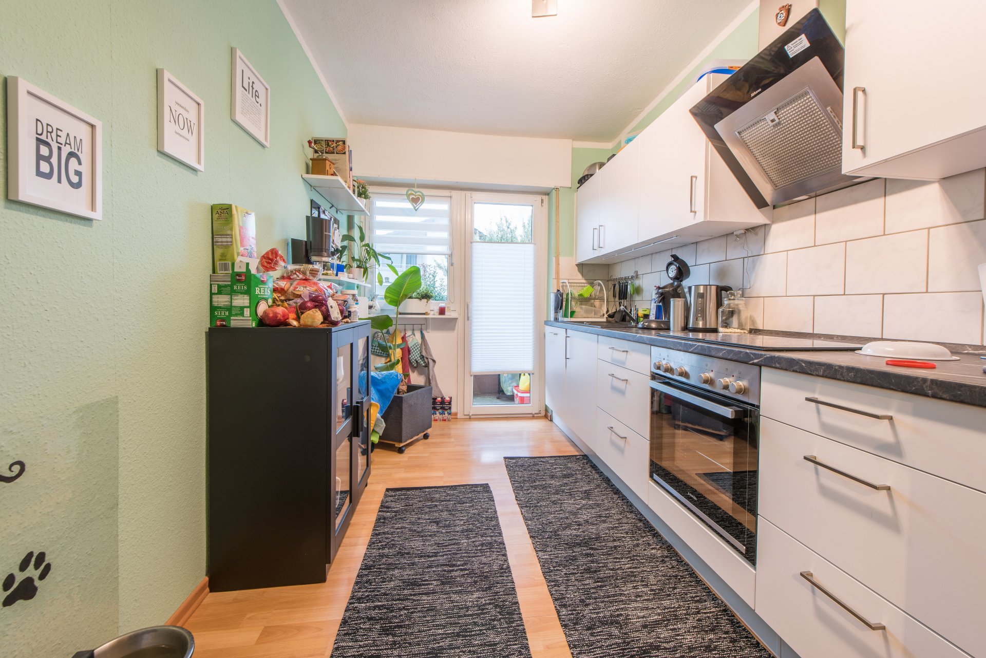 Küche mit Zutritt zu einem Balkon - Oliver Reifferscheid - Immobilienmakler Darmstadt