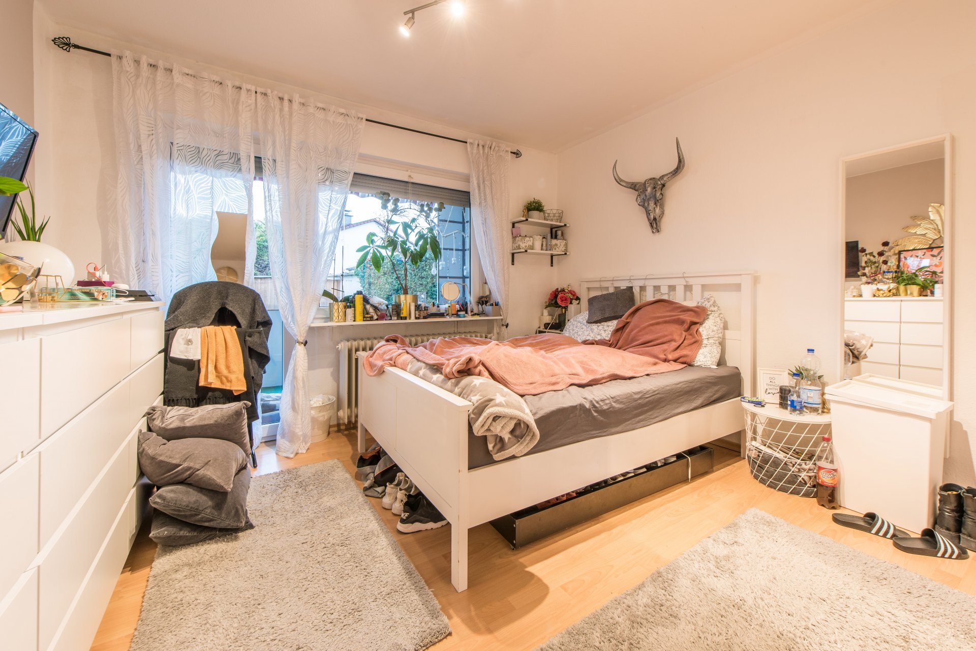 Jugendzimmer mit Zutritt zu einem Balkon - Oliver Reifferscheid - Immobilienmakler Darmstadt